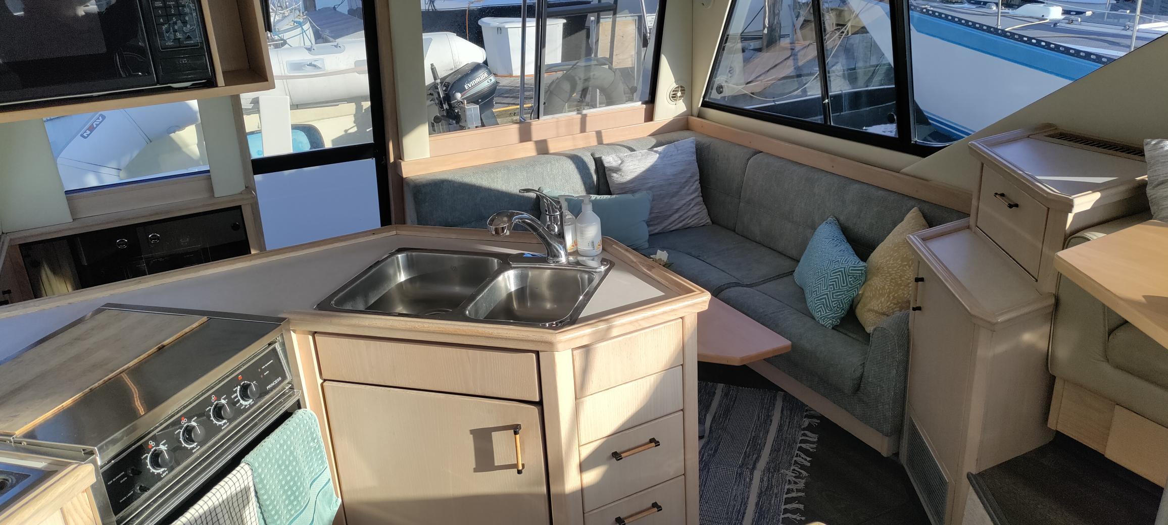 1995 Bayliner 3988 Motoryacht #TBBJ2A08 inventory image at Sun Country Marine Group, Seattle, WA 1995 Bayliner 3988 Motoryacht #TBBJ2A08 inventory image at Sun Country Marine Group, Seattle, WA