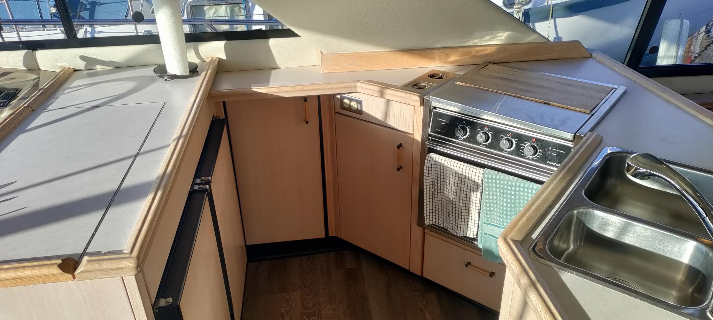 1995 Bayliner 3988 Motoryacht #TBBJ2A08 inventory image at Sun Country Marine Group, Seattle, WA 1995 Bayliner 3988 Motoryacht #TBBJ2A08 inventory image at Sun Country Marine Group, Seattle, WA
