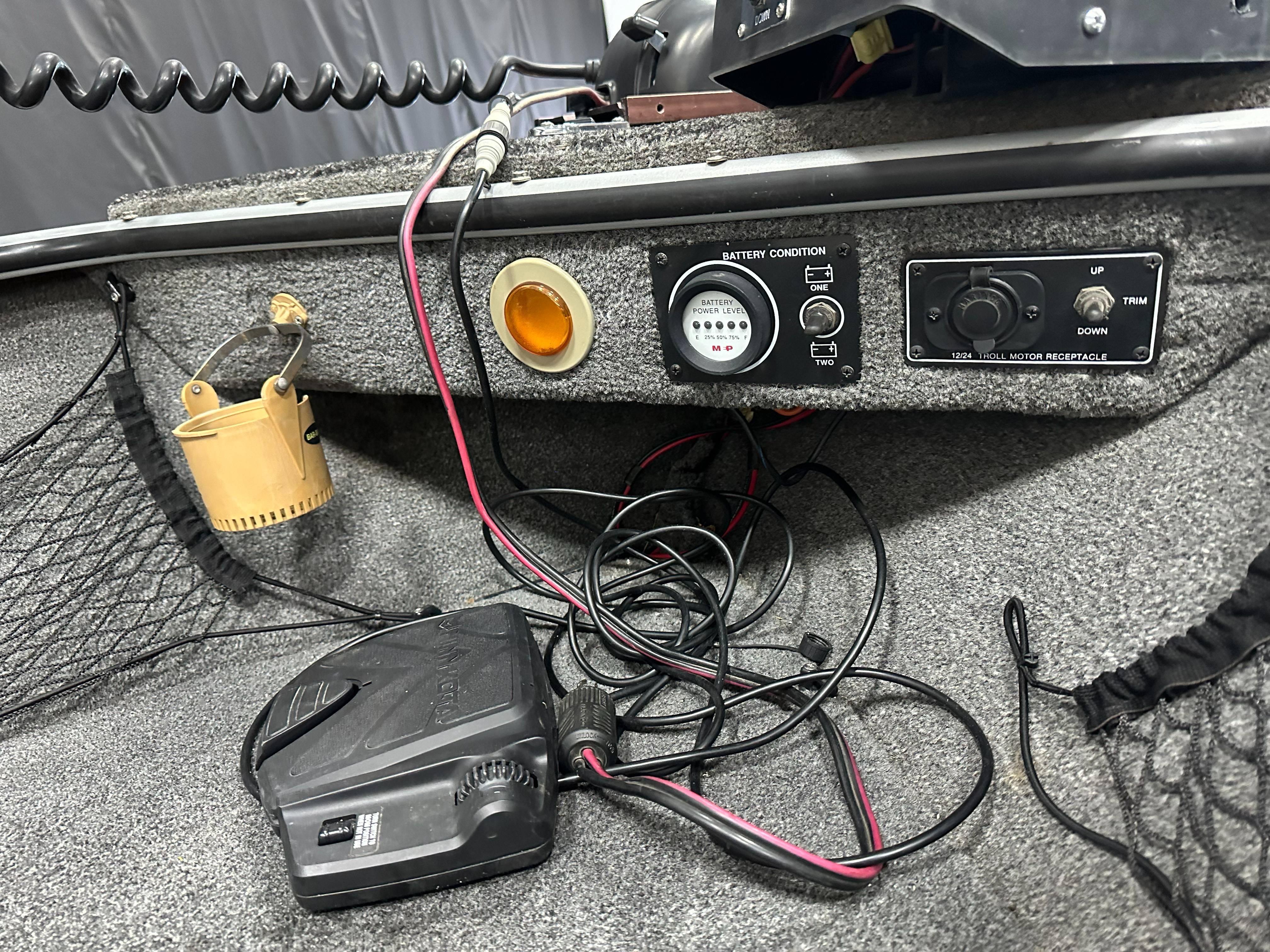 1995 Lund 1650 DLX boat dashboard with battery condition gauge and wiring.