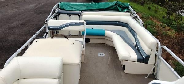 2000 Lowe boat for sale, model of the boat is 220 & Image # 7 of 8