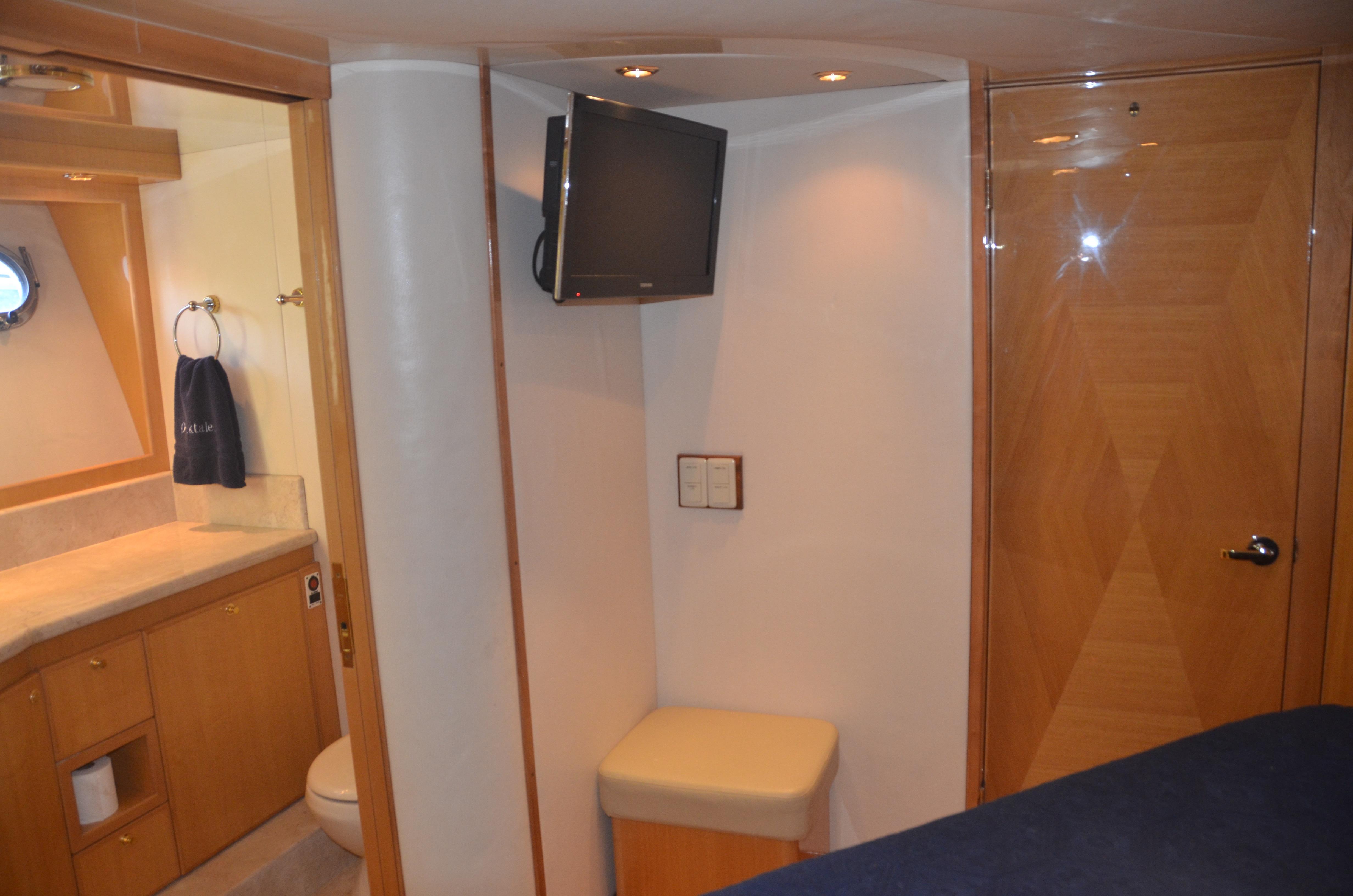 McKinna 58 Docktales-Master Stateroom