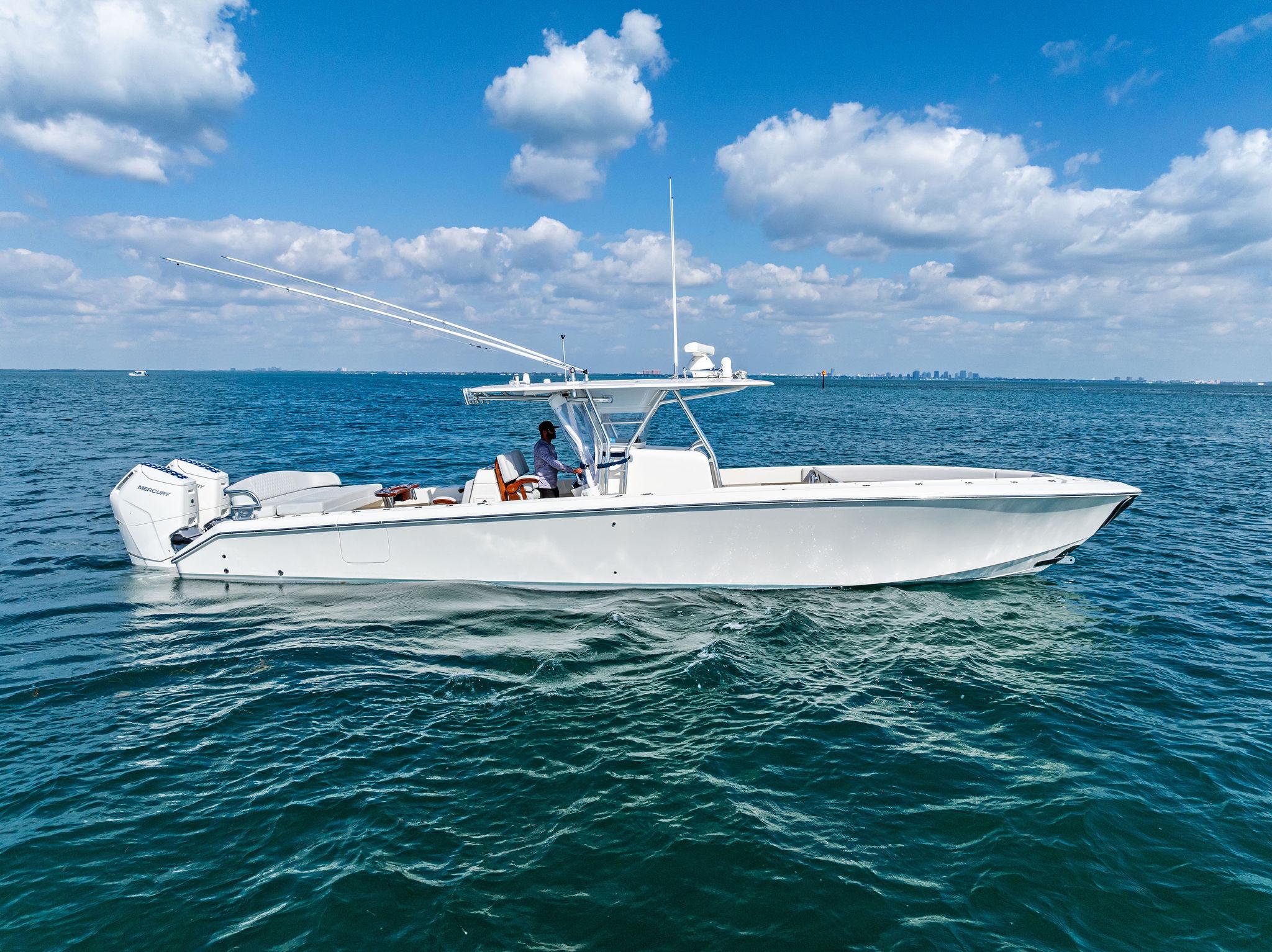 2015-bahama-center-console-power-9690236-20250422083947089-1_XLARGE