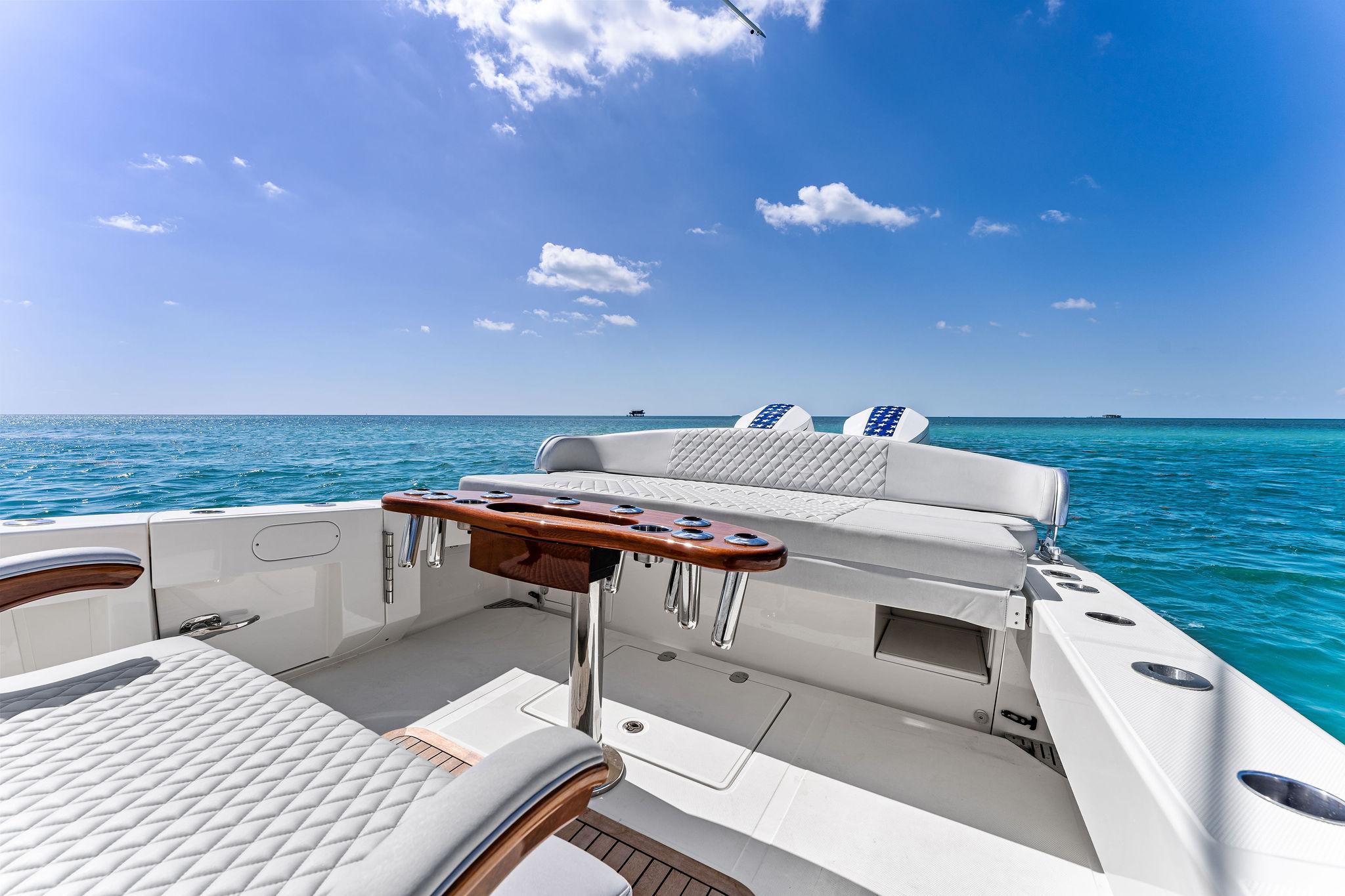 2015-bahama-center-console-power-9690236-20250422084107897-1_XLARGE