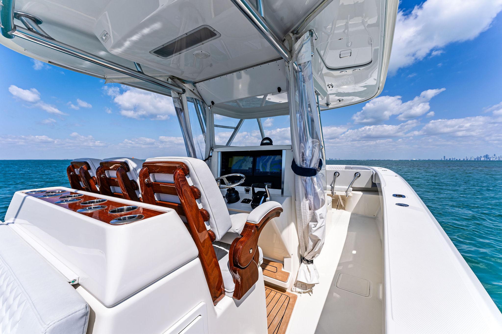 2015-bahama-center-console-power-9690236-20250422084120021-1_XLARGE