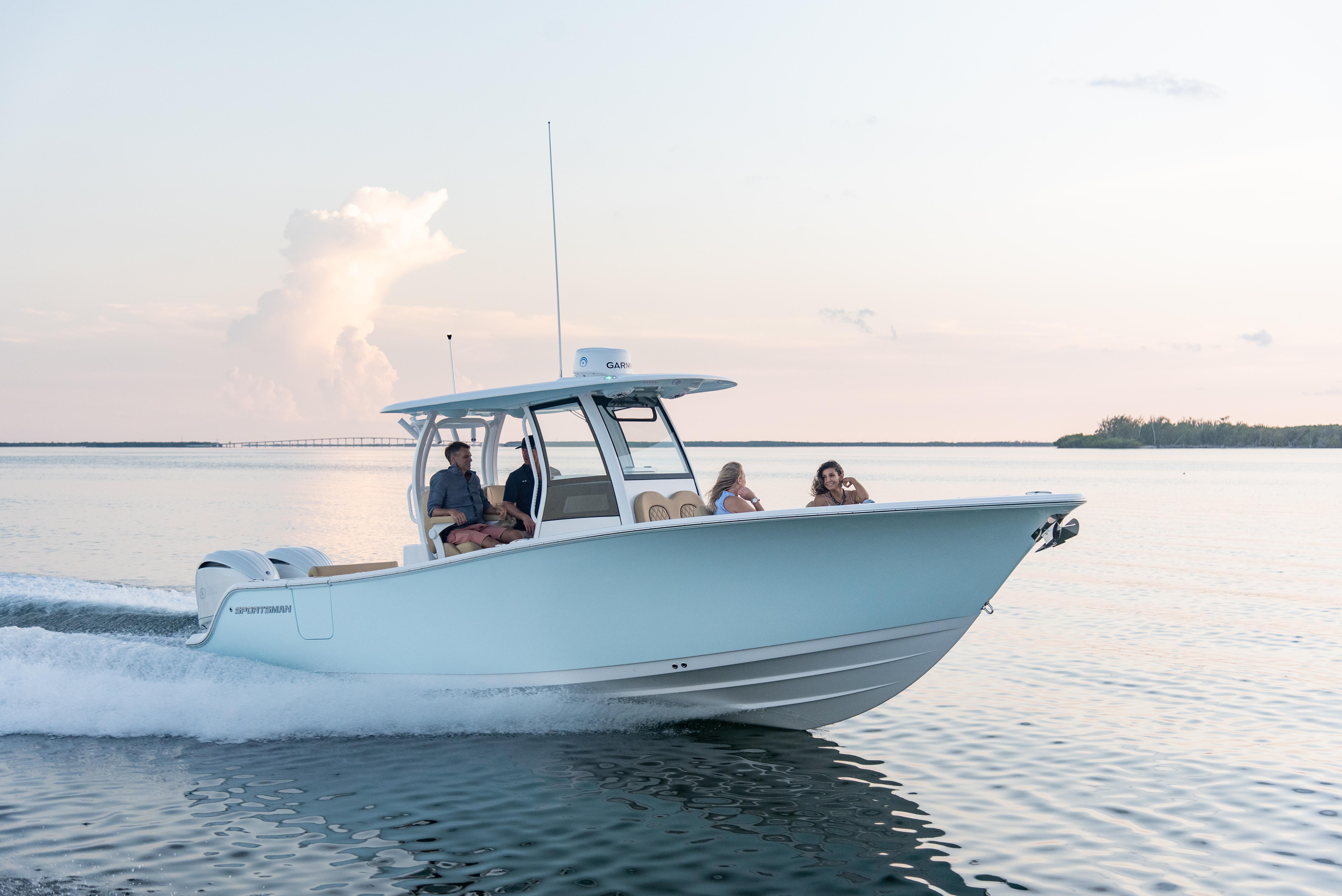 Open 282 Center Console · Features