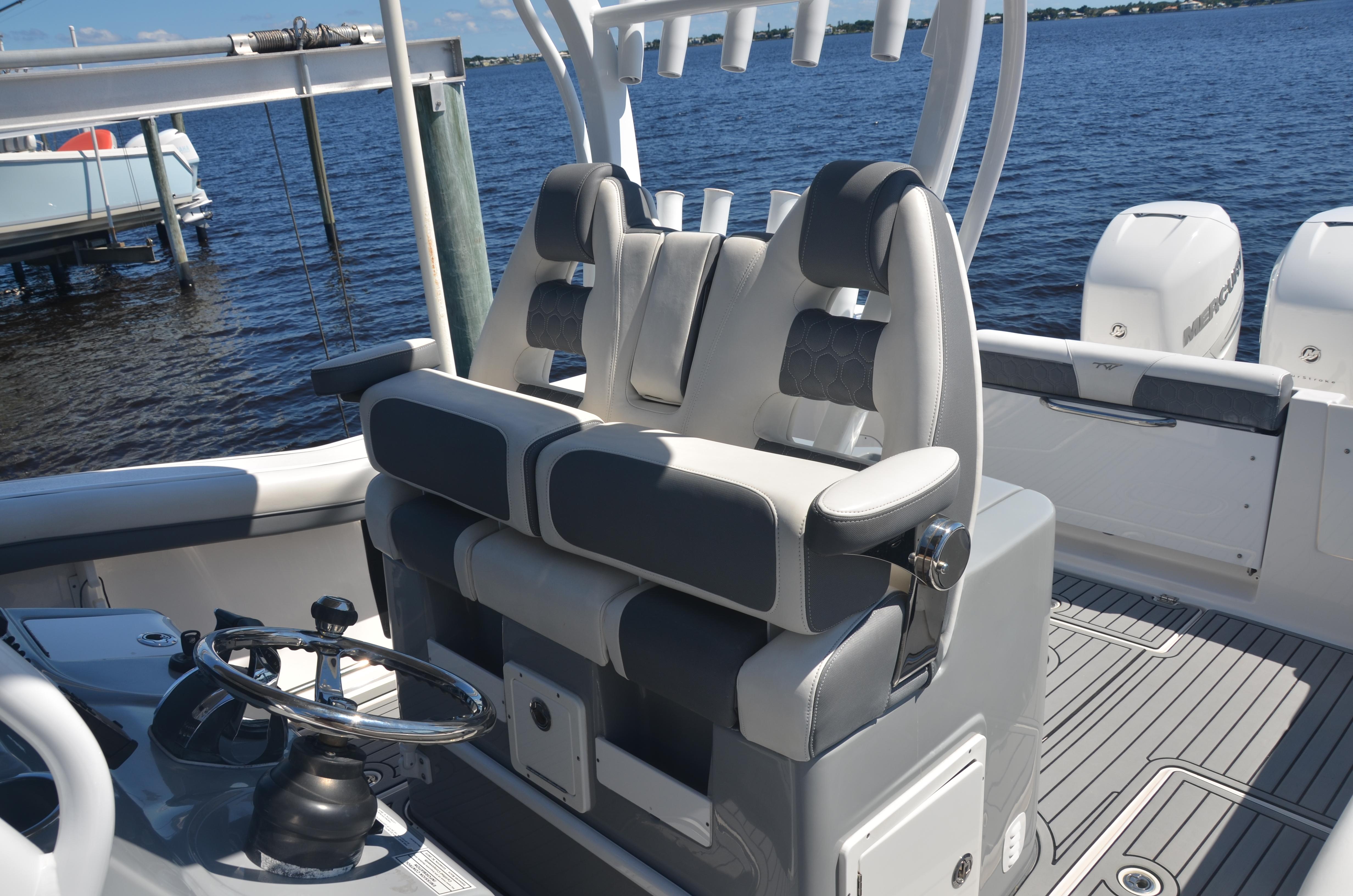 2019 Tidewater 320 Adventure- Helmseat