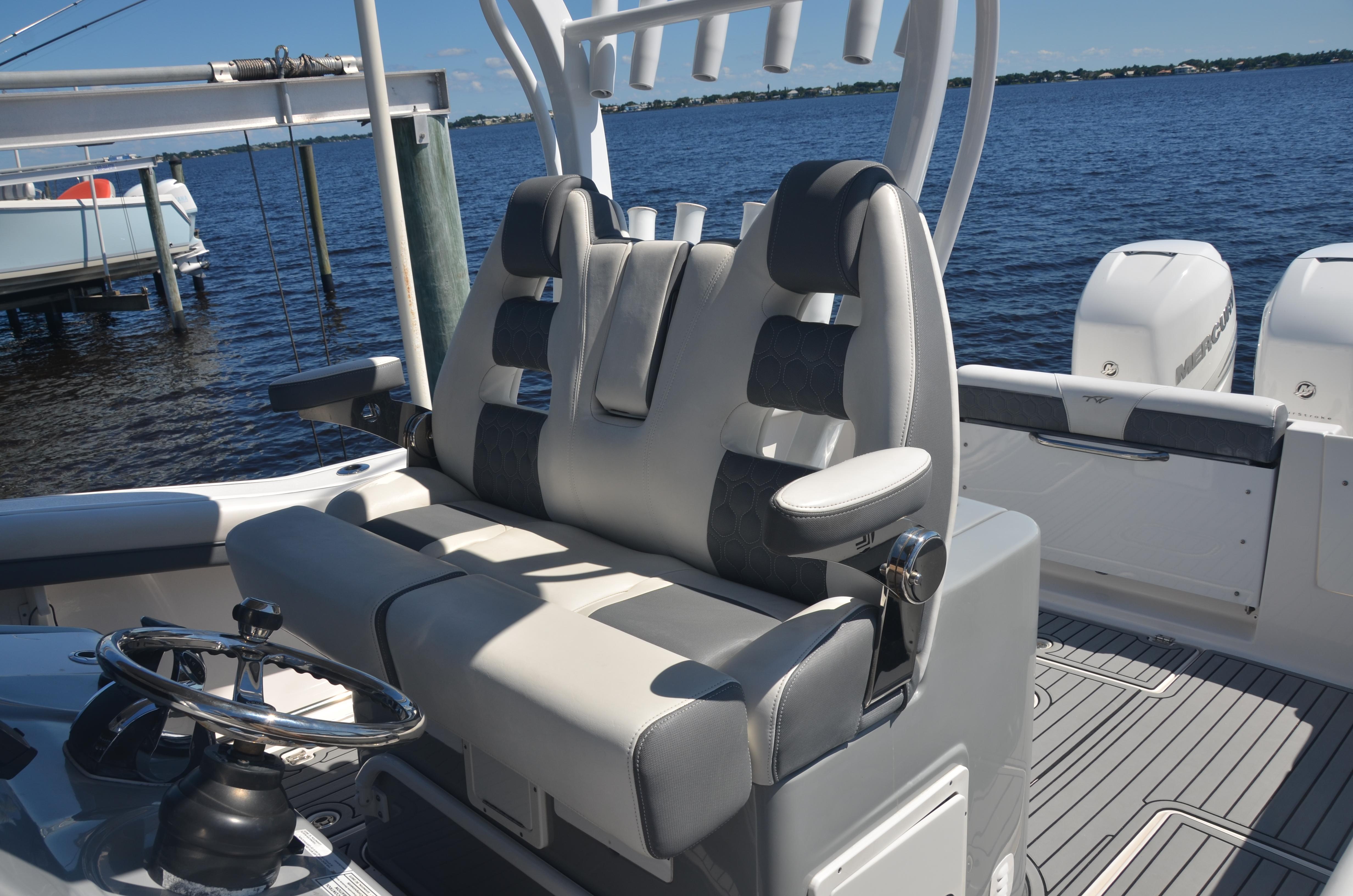 2019 Tidewater 320 Adventure- Helmseat