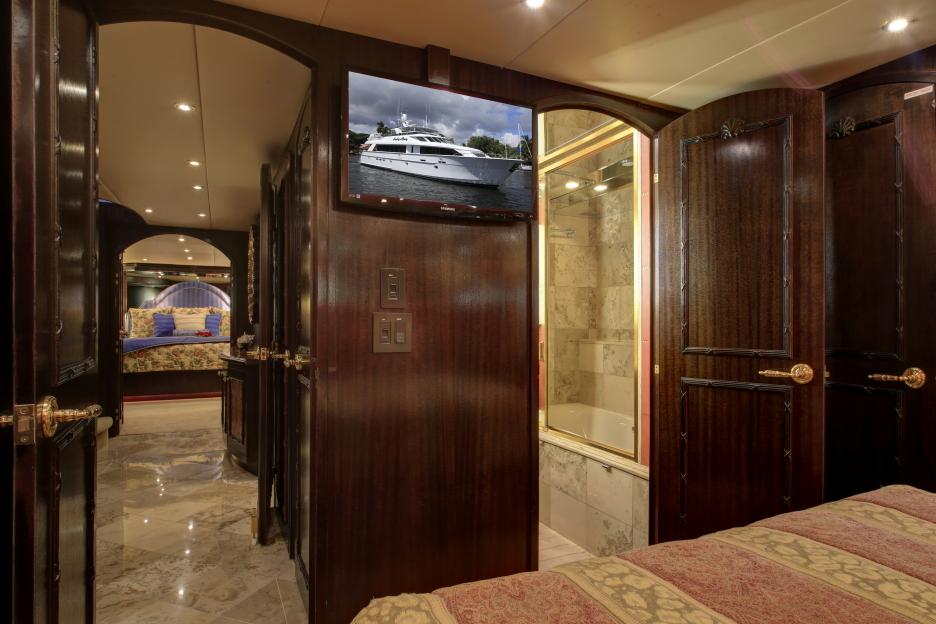 Sunday Money Yacht Photos Pics Port and STB MidShip Staterooms and Head 1