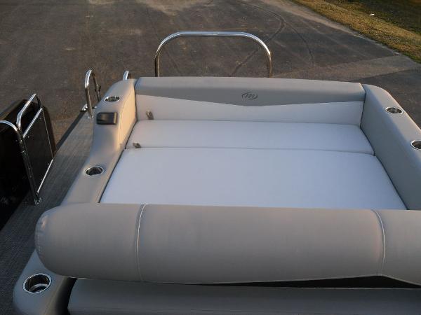 2021 Manitou boat for sale, model of the boat is SL 23 Encore SHP 373 & Image # 2 of 26