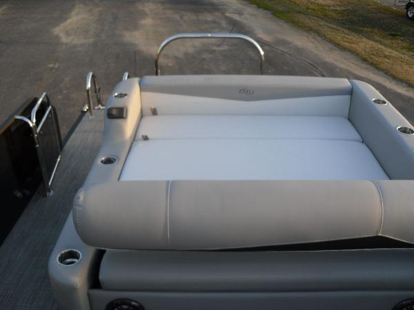 2021 Manitou boat for sale, model of the boat is SL 23 Encore SHP 373 & Image # 8 of 26