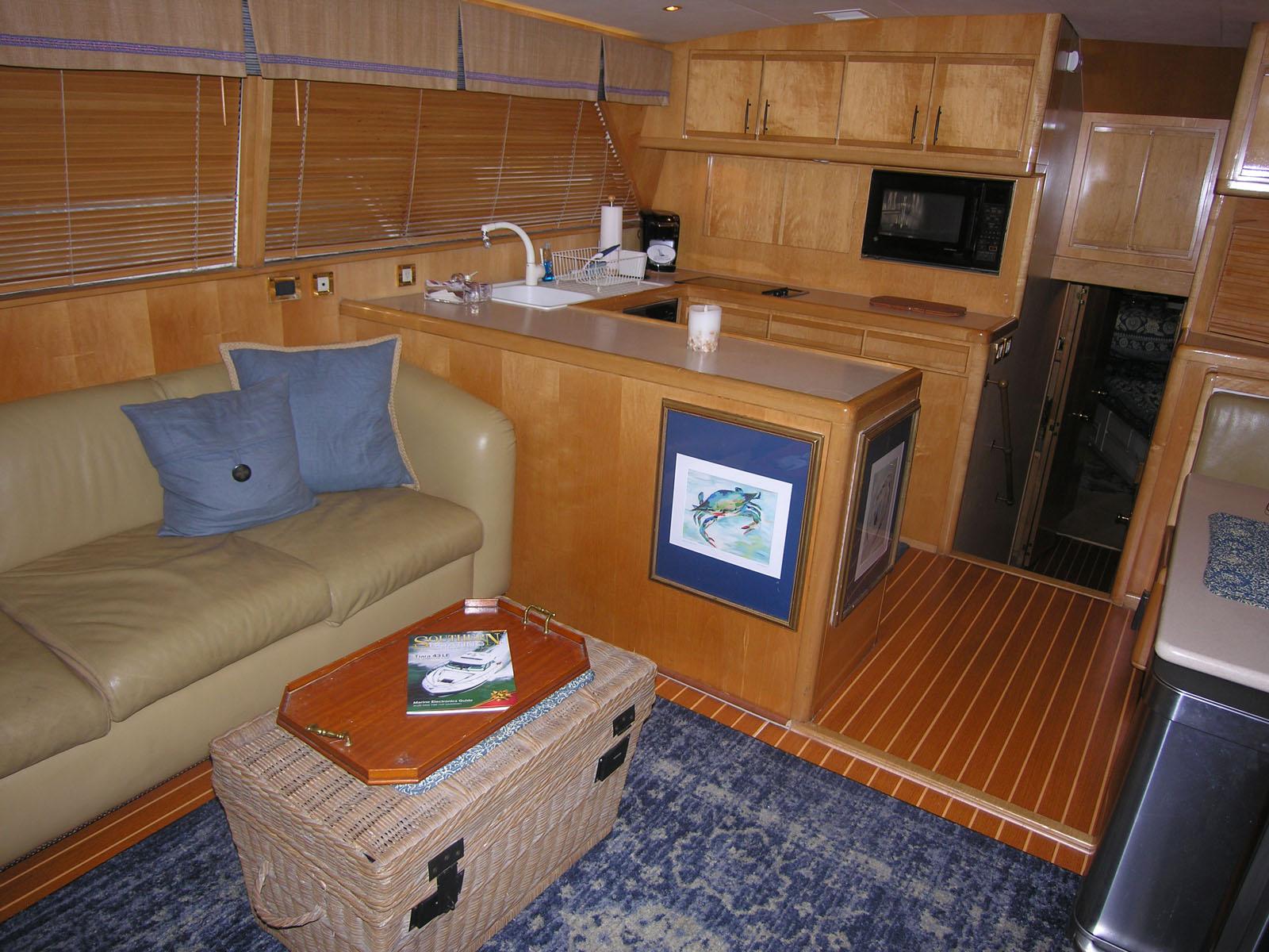 Salon / Galley