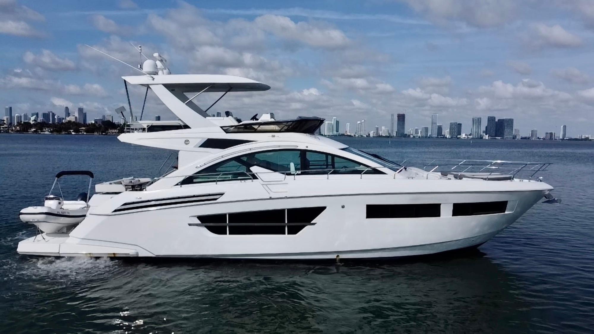 2017 CRUISERS YACHTS 60 60 Cantius Fly