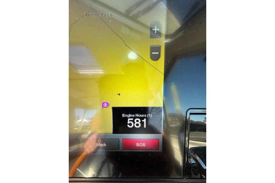 Display screen showing 581 engine hours on a 2018 Back Cove 30 boat.
