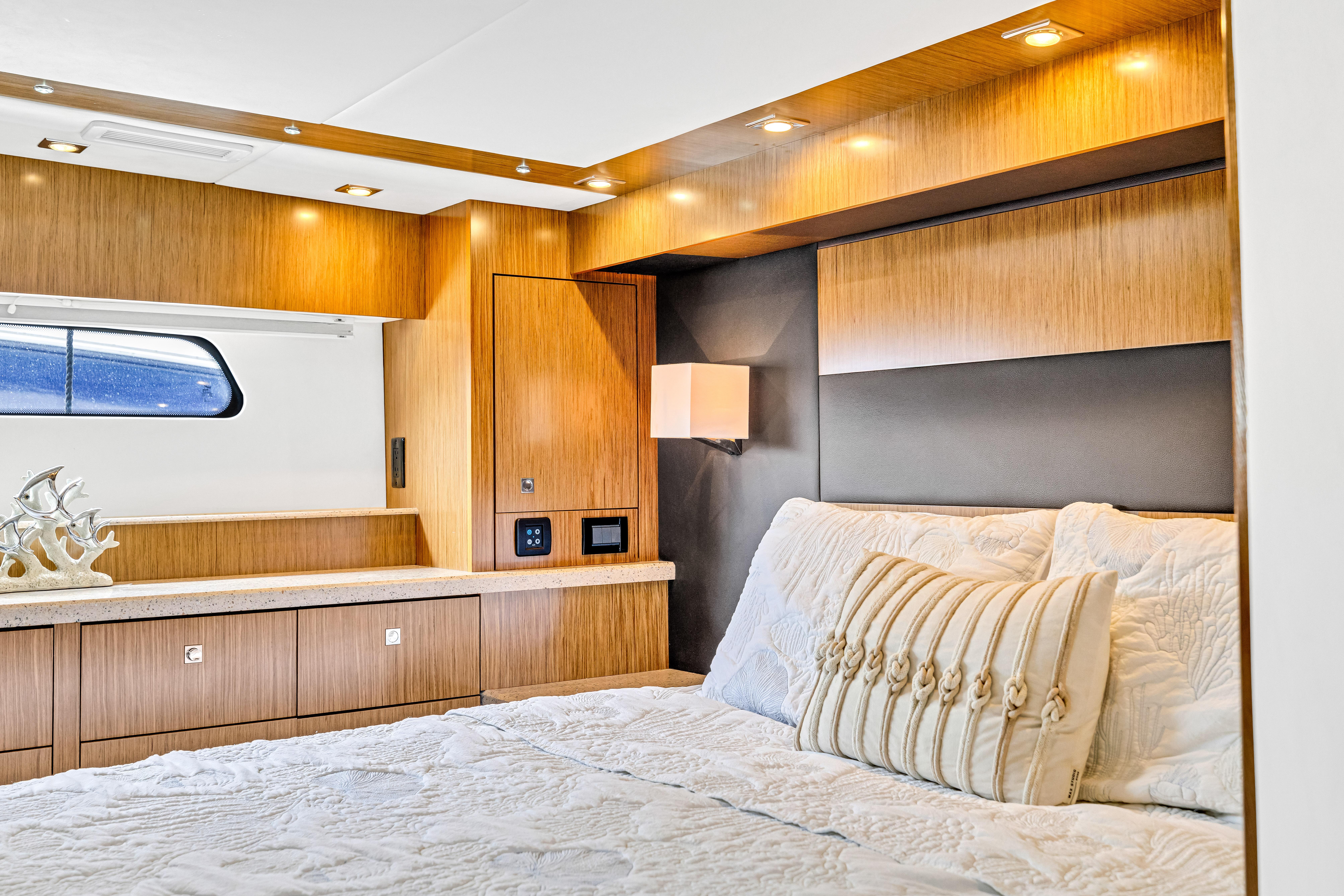 2013-cruisers-yachts-48-cantius-power-9850267-20250626164415554-1