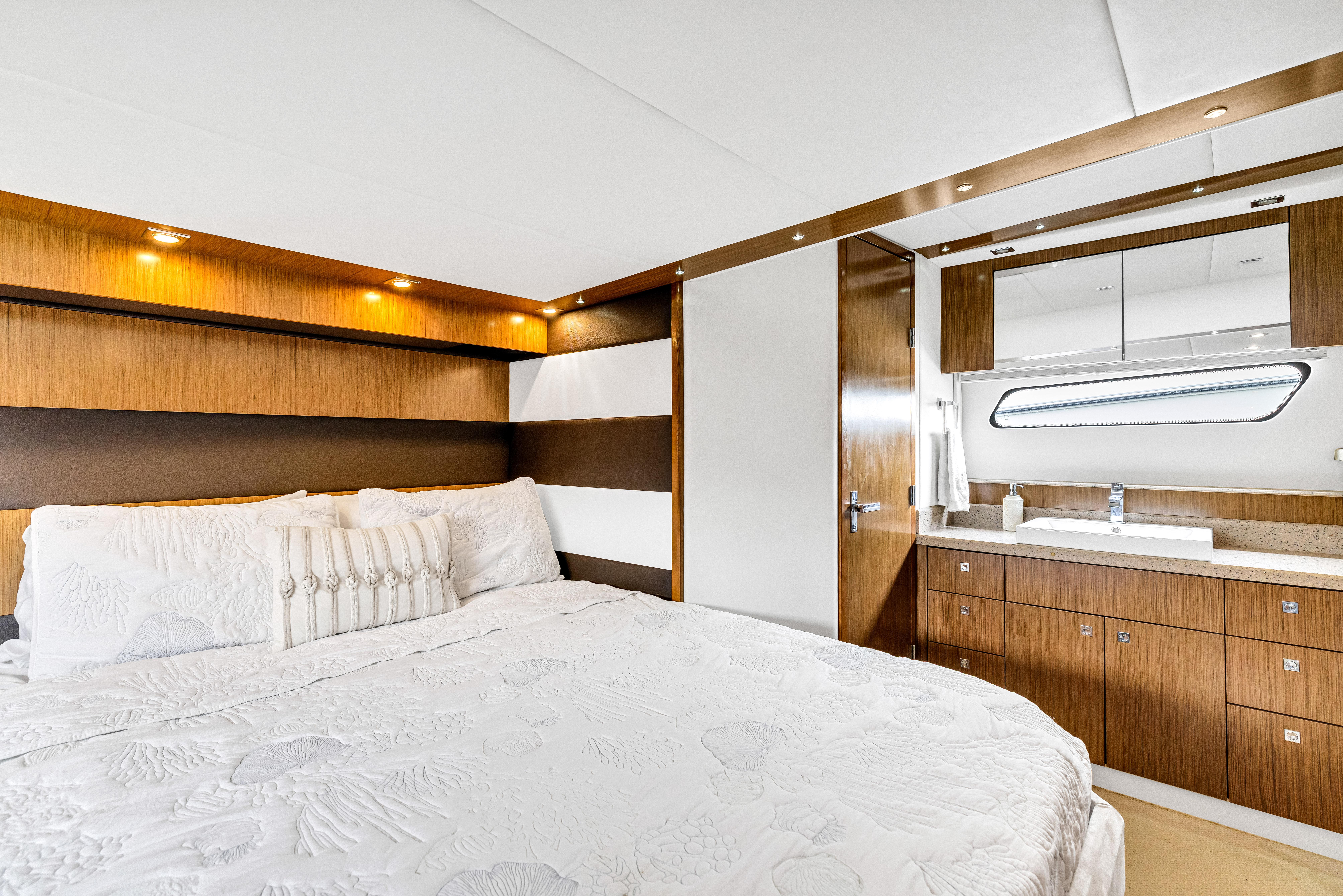 2013-cruisers-yachts-48-cantius-power-9850267-20250626164436617-1