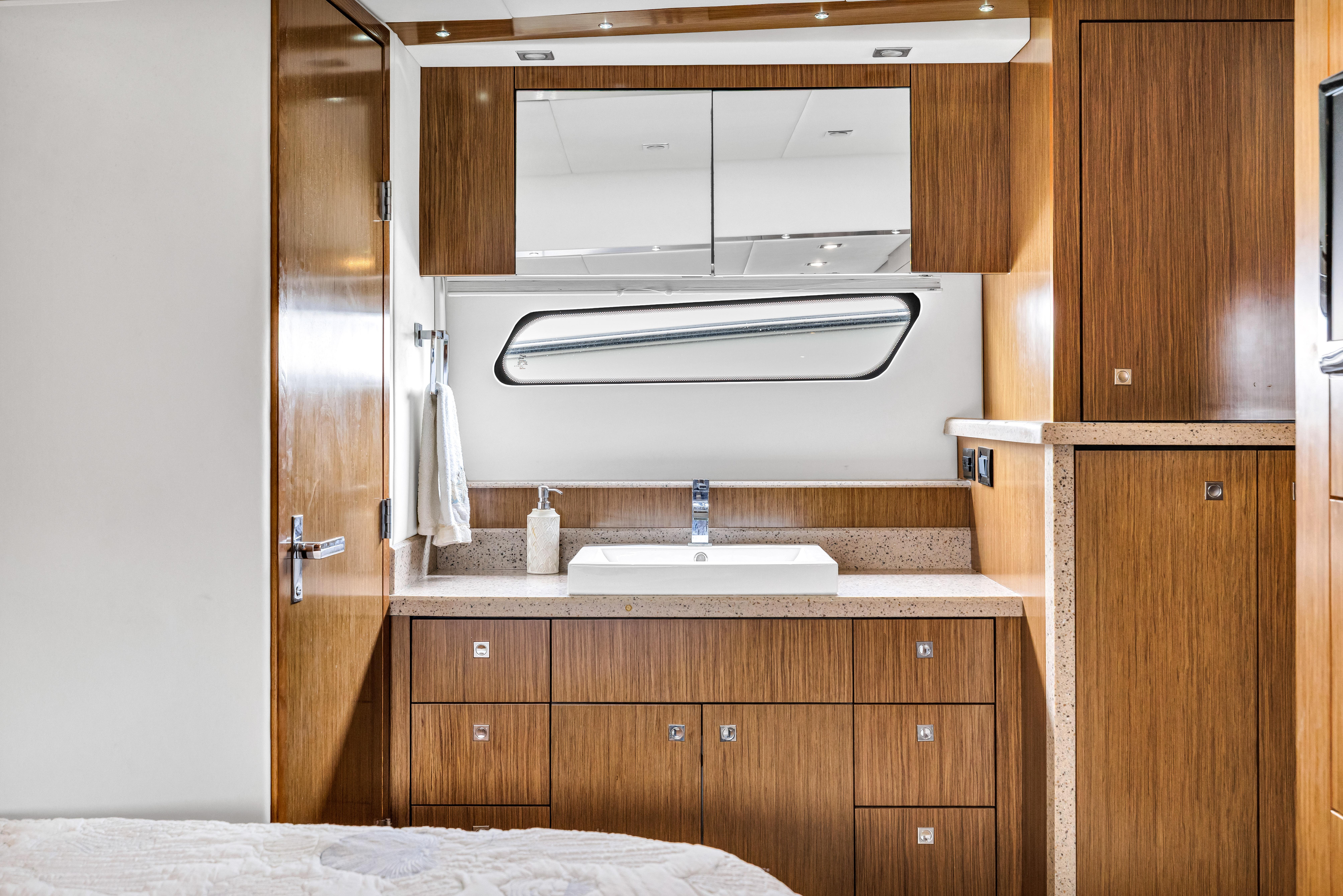 2013-cruisers-yachts-48-cantius-power-9850267-20250626164446657-1