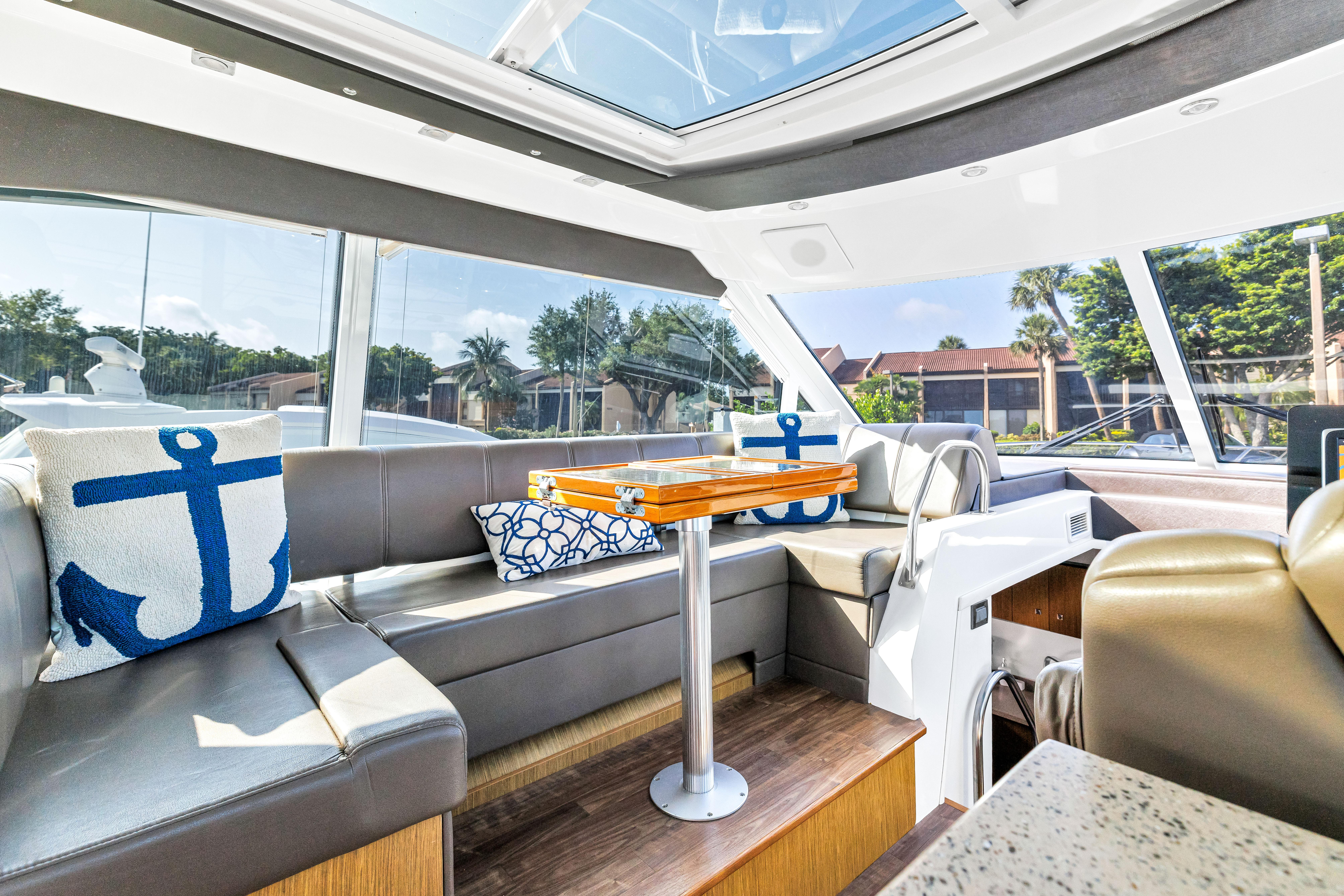 2013-cruisers-yachts-48-cantius-power-9850267-20250626164702803-1