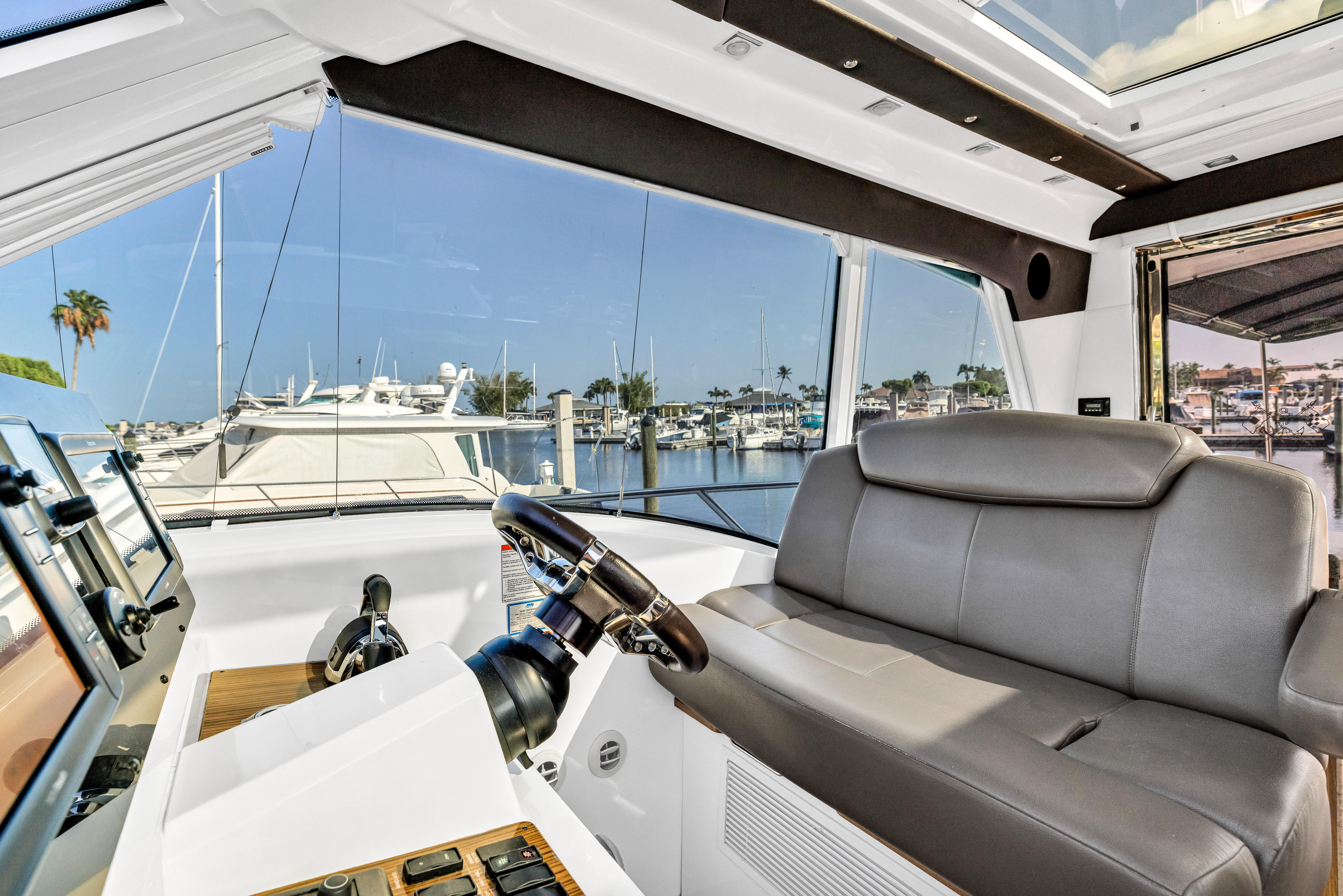 2013-cruisers-yachts-48-cantius-power-9850267-20250626164722525-1