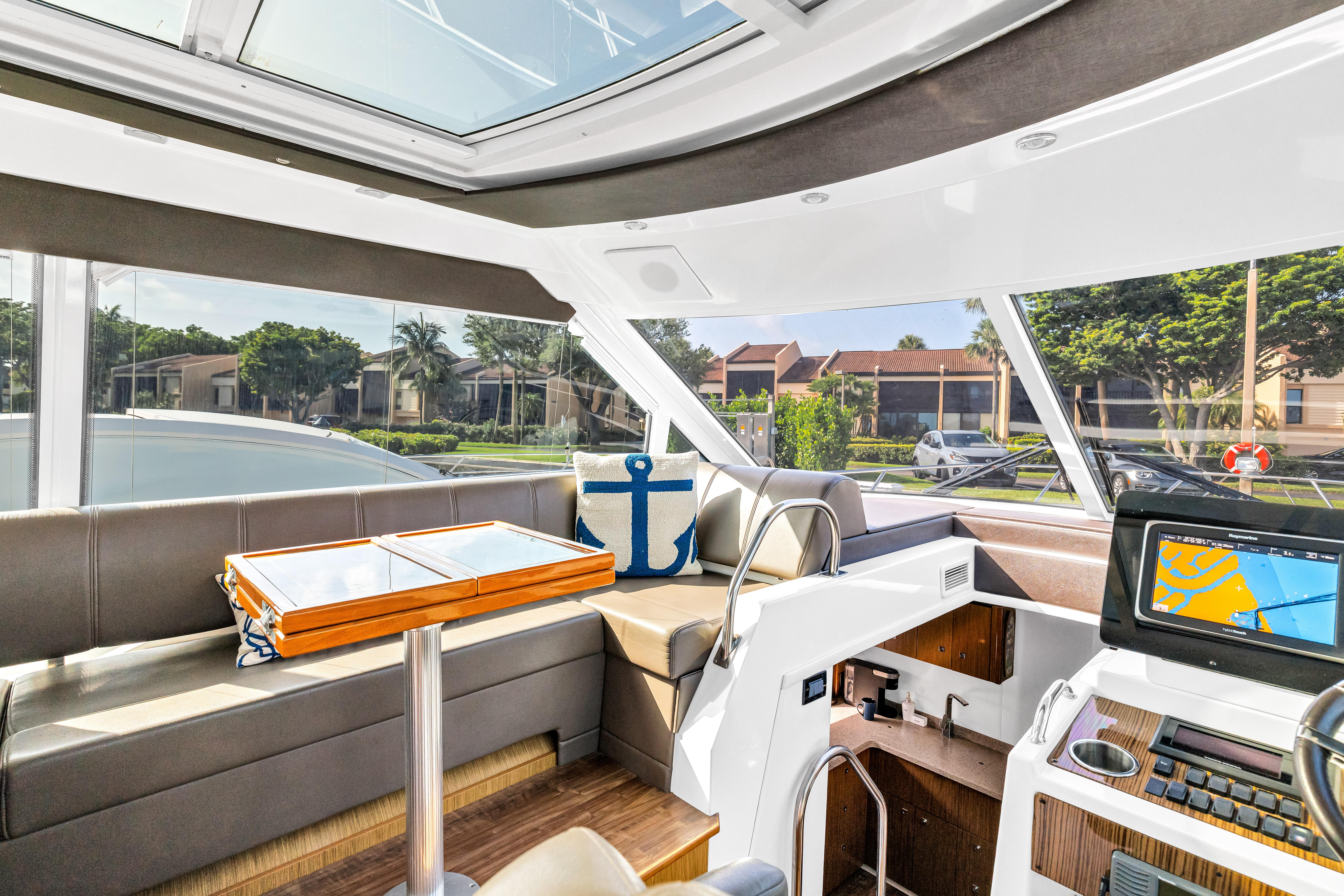 2013-cruisers-yachts-48-cantius-power-9850267-20250626164742422-1