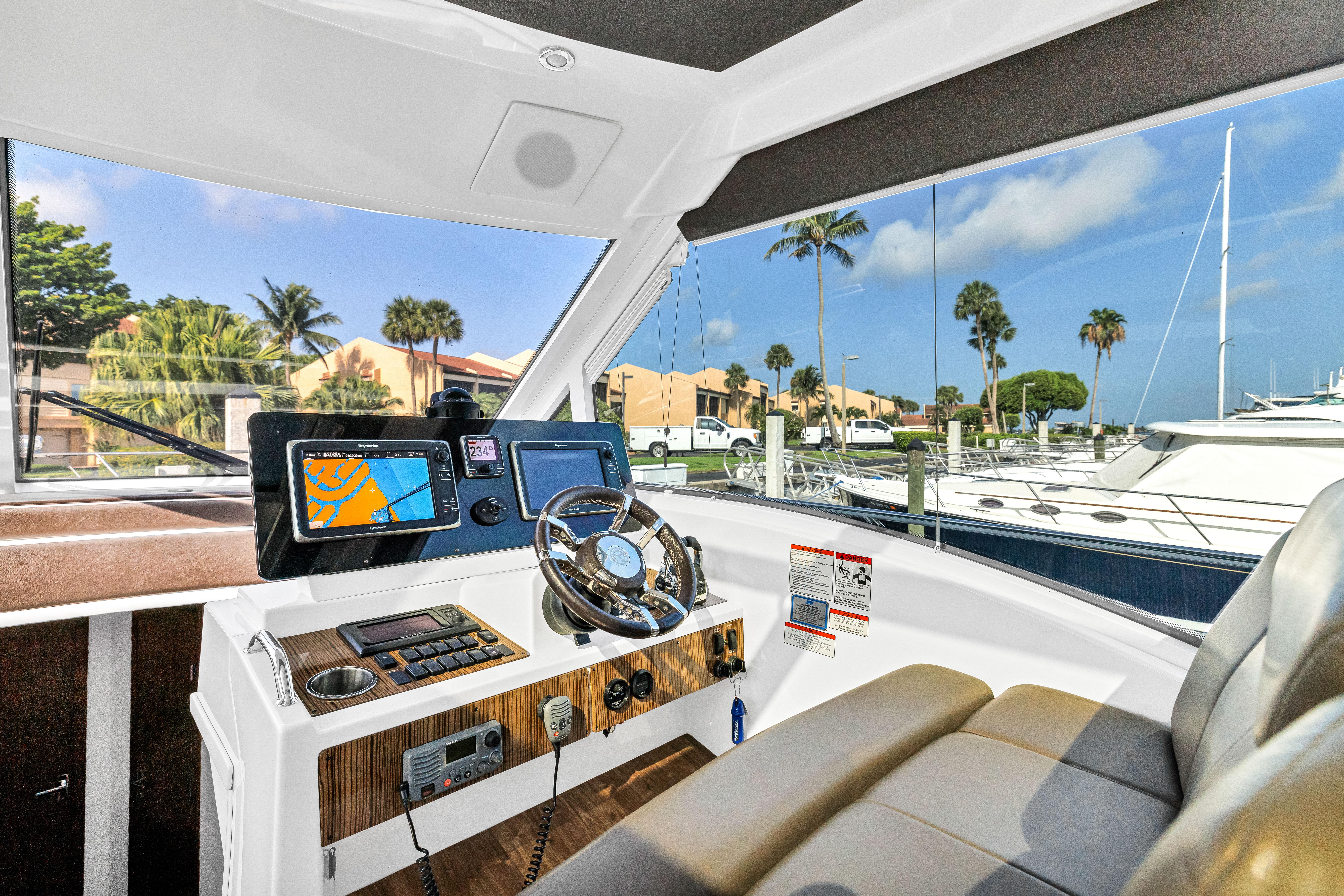 2013-cruisers-yachts-48-cantius-power-9850267-20250626164827512-1