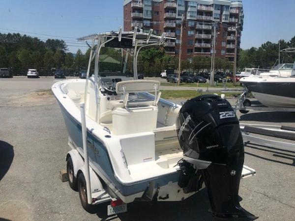 2015 Mako boat for sale, model of the boat is 214 CENTER CONSOLE & Image # 4 of 12