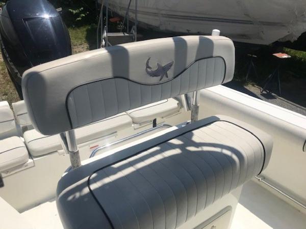2015 Mako boat for sale, model of the boat is 214 CENTER CONSOLE & Image # 5 of 12