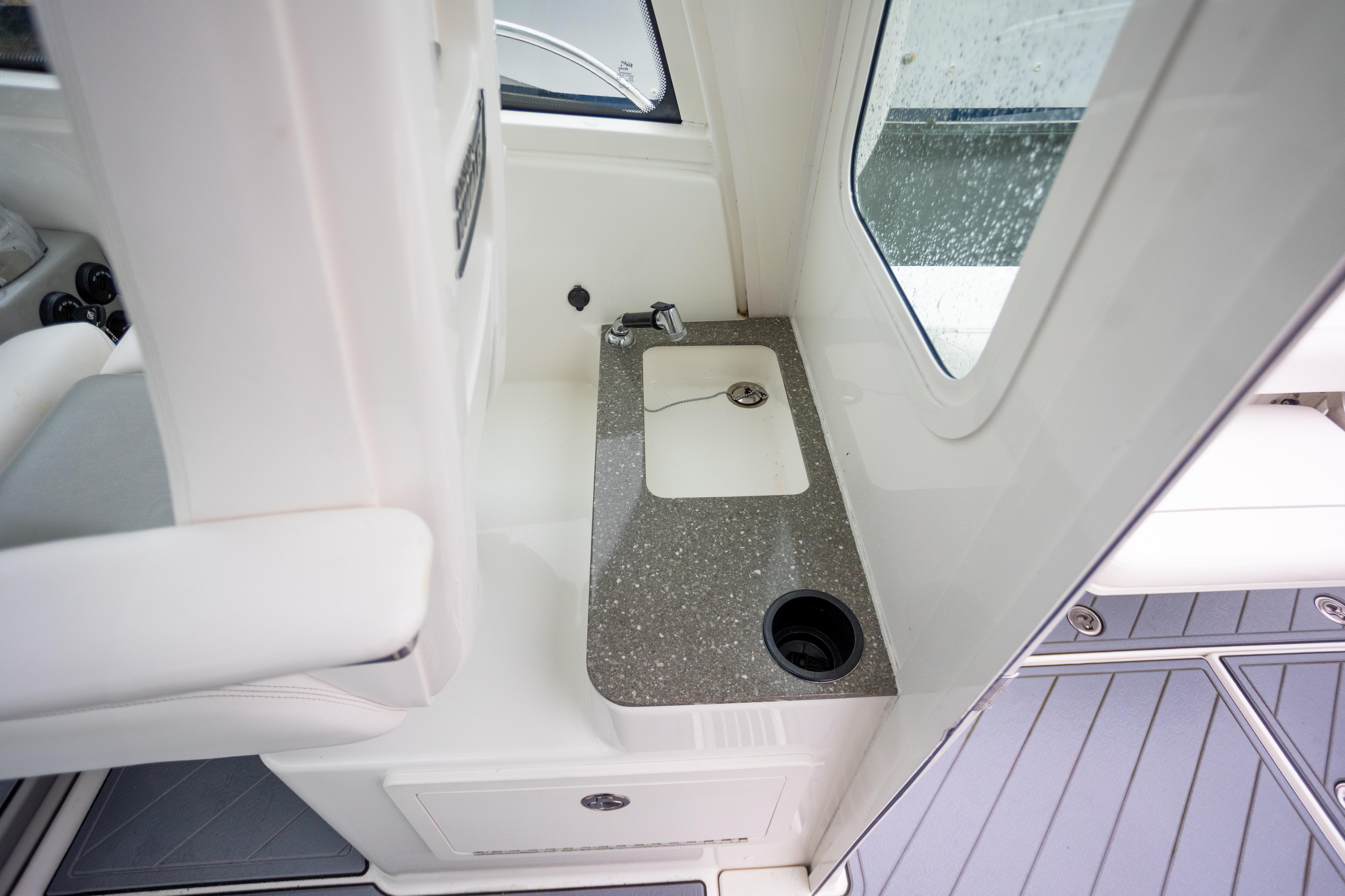 2013-boston-whaler-285-conquest-pilothouse-power-9830296-20250606152526565-1_XLARGE