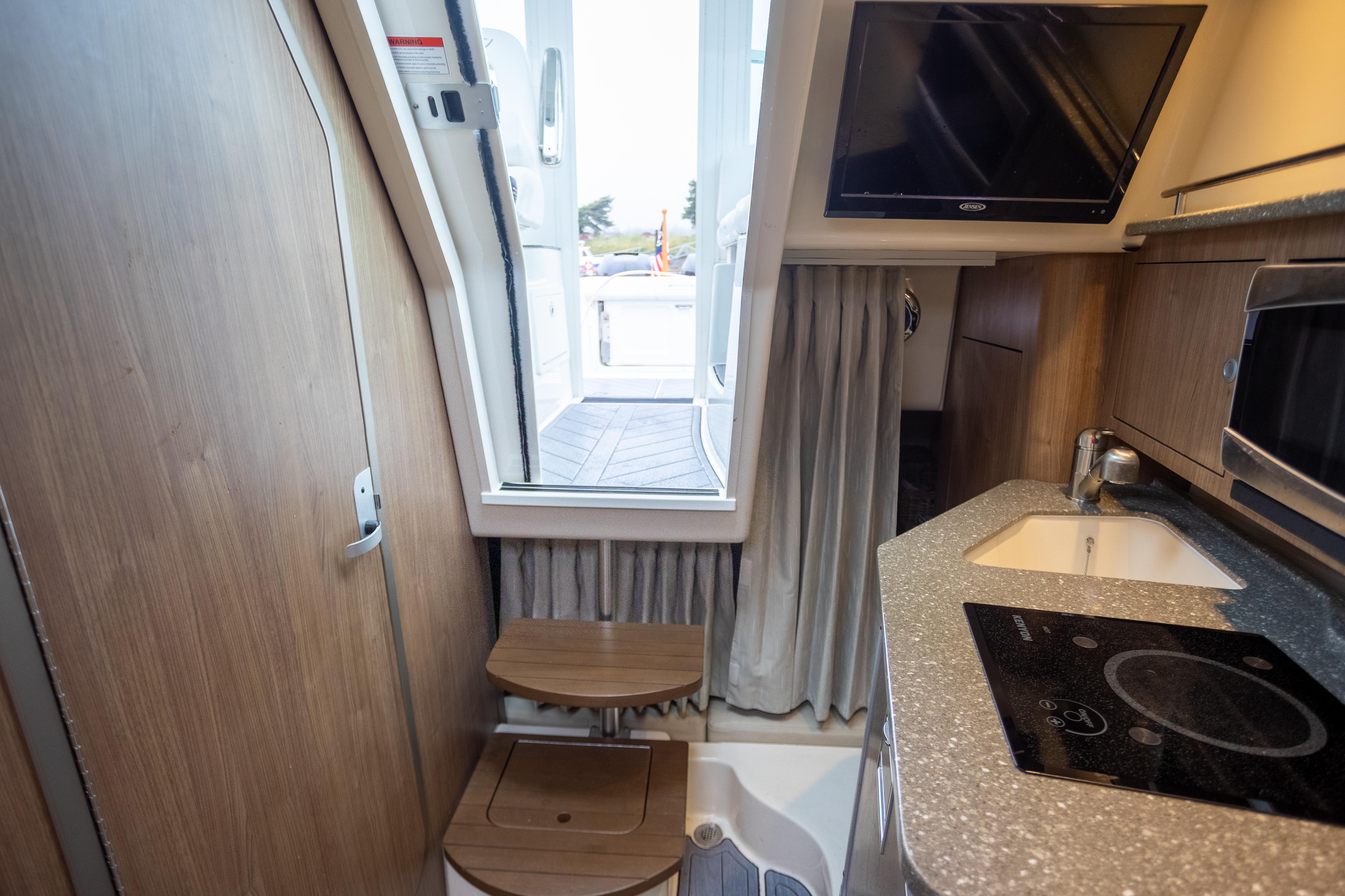 2013-boston-whaler-285-conquest-pilothouse-power-9830296-20250606152602337-1_XLARGE