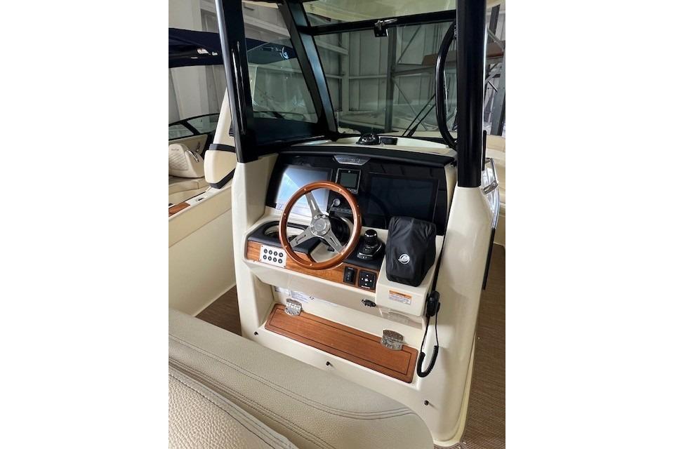 2024 Chris-Craft Catalina 28 helm with wooden steering wheel and modern controls.