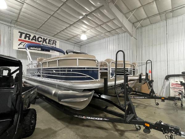 2021 Sun Tracker boat for sale, model of the boat is SportFish 22 DLX & Image # 7 of 17