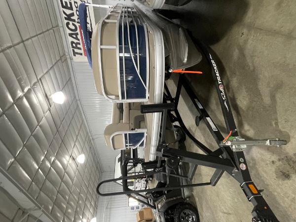 2021 Sun Tracker boat for sale, model of the boat is SportFish 22 DLX & Image # 8 of 17