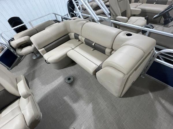 2021 Sun Tracker boat for sale, model of the boat is SportFish 22 DLX & Image # 14 of 17