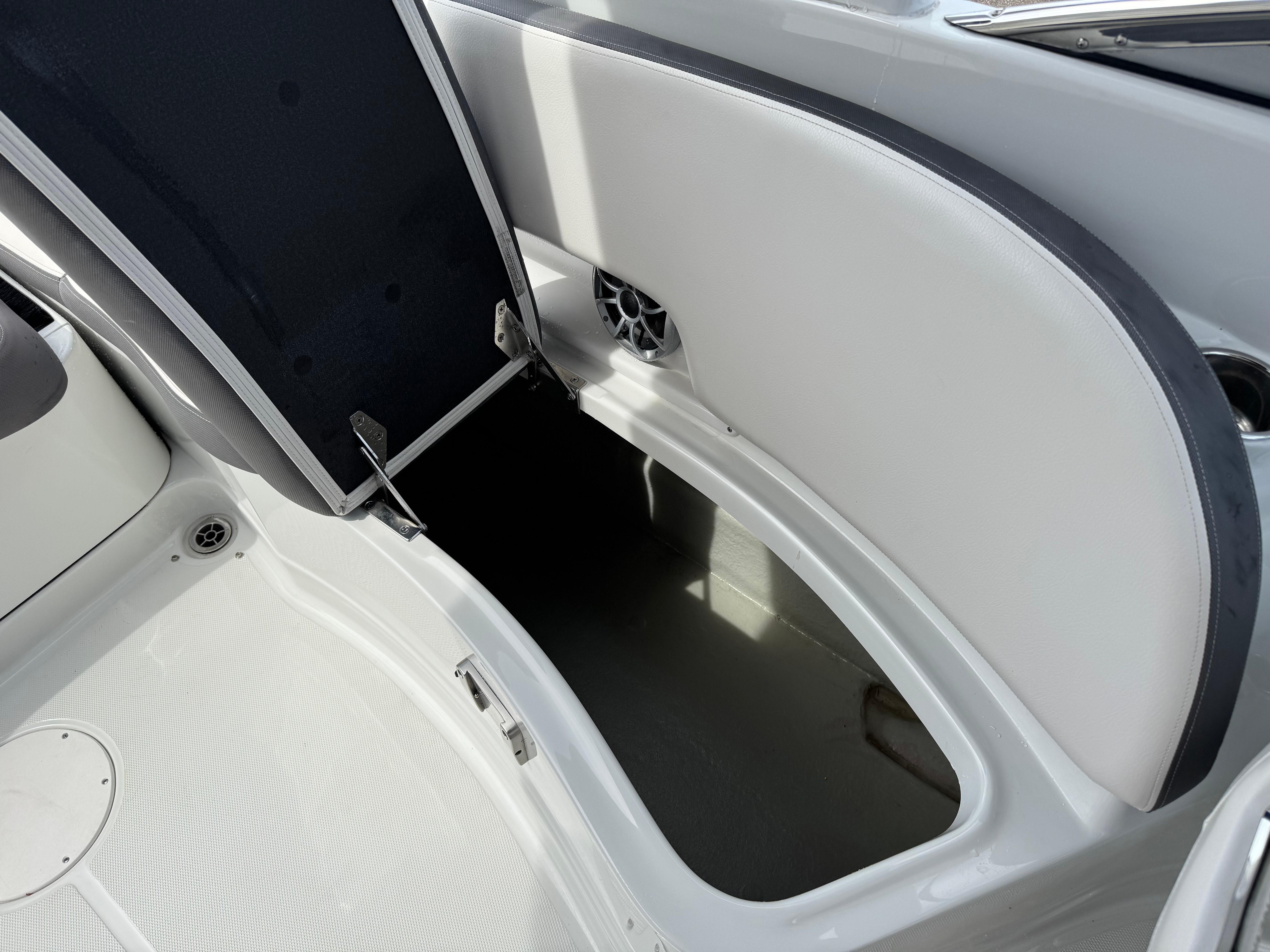 2019-crownline-290-xss-power-9772036-20250426071722366-1_XLARGE