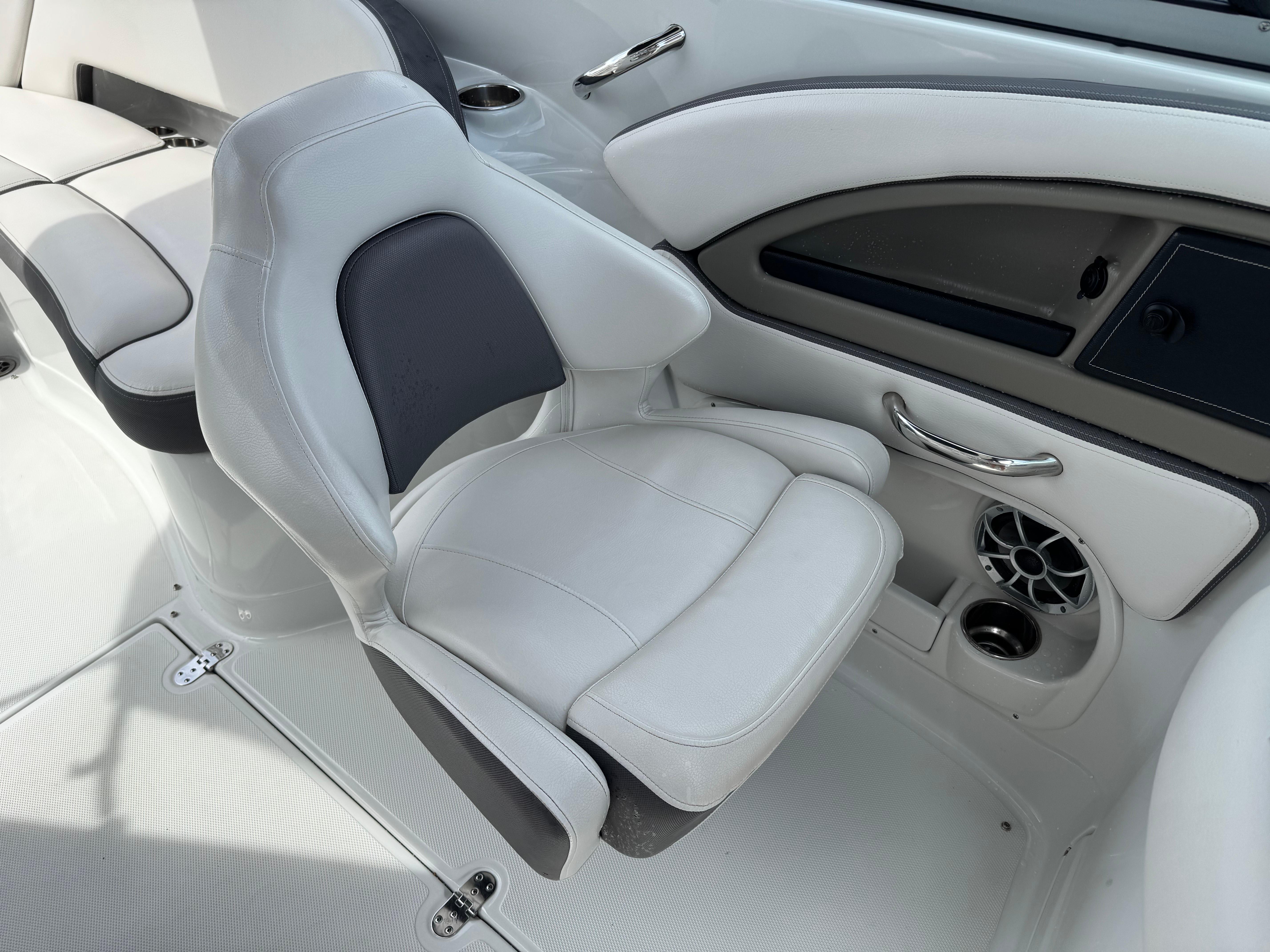 2019-crownline-290-xss-power-9772036-20250426071742685-1_XLARGE