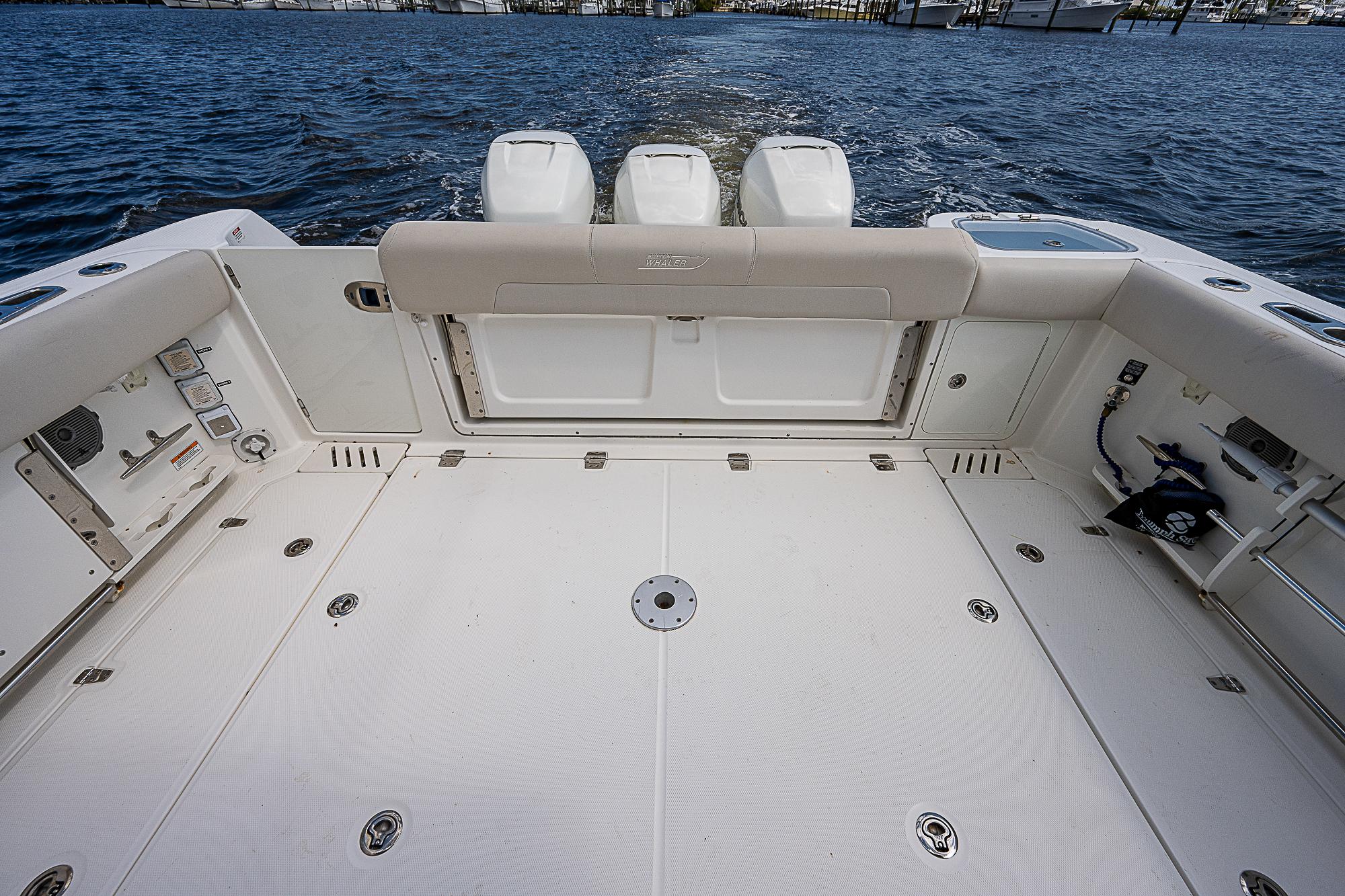 Boston Whaler 345 Paradise 4 Reels-Cockpit