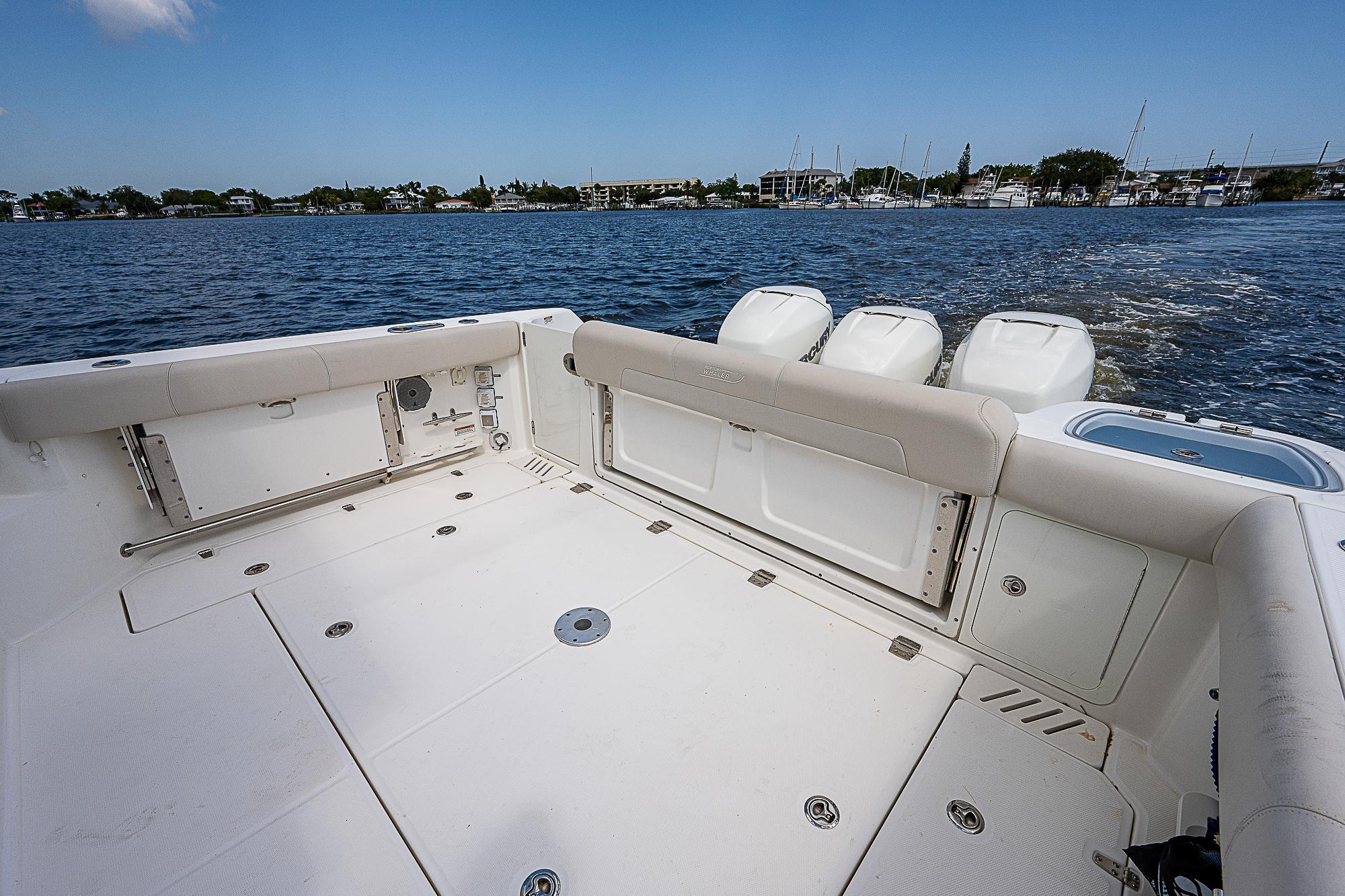 Boston Whaler 345 Paradise 4 Reels-Cockpit