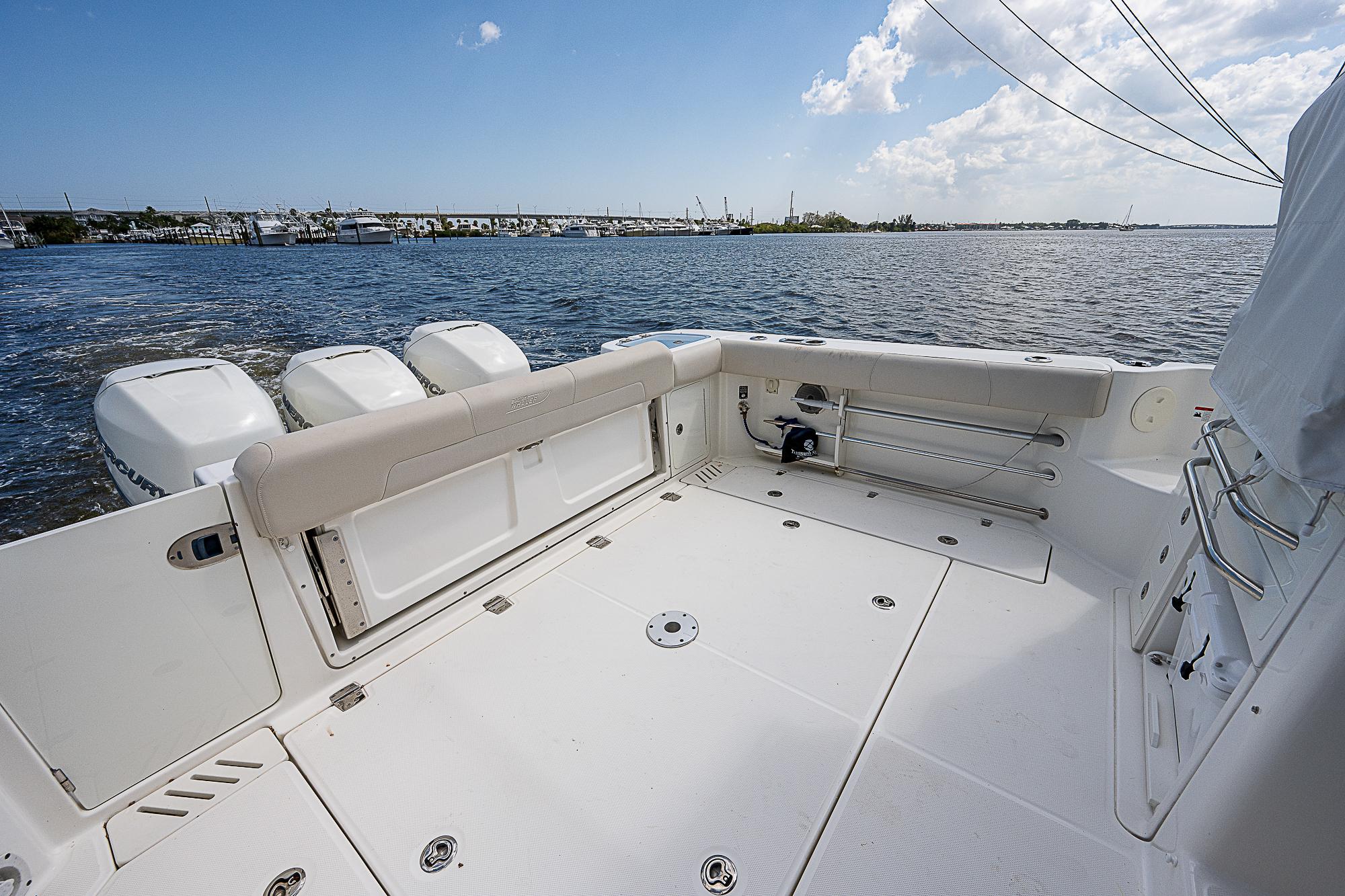 Boston Whaler 345 Paradise 4 Reels-Cockpit