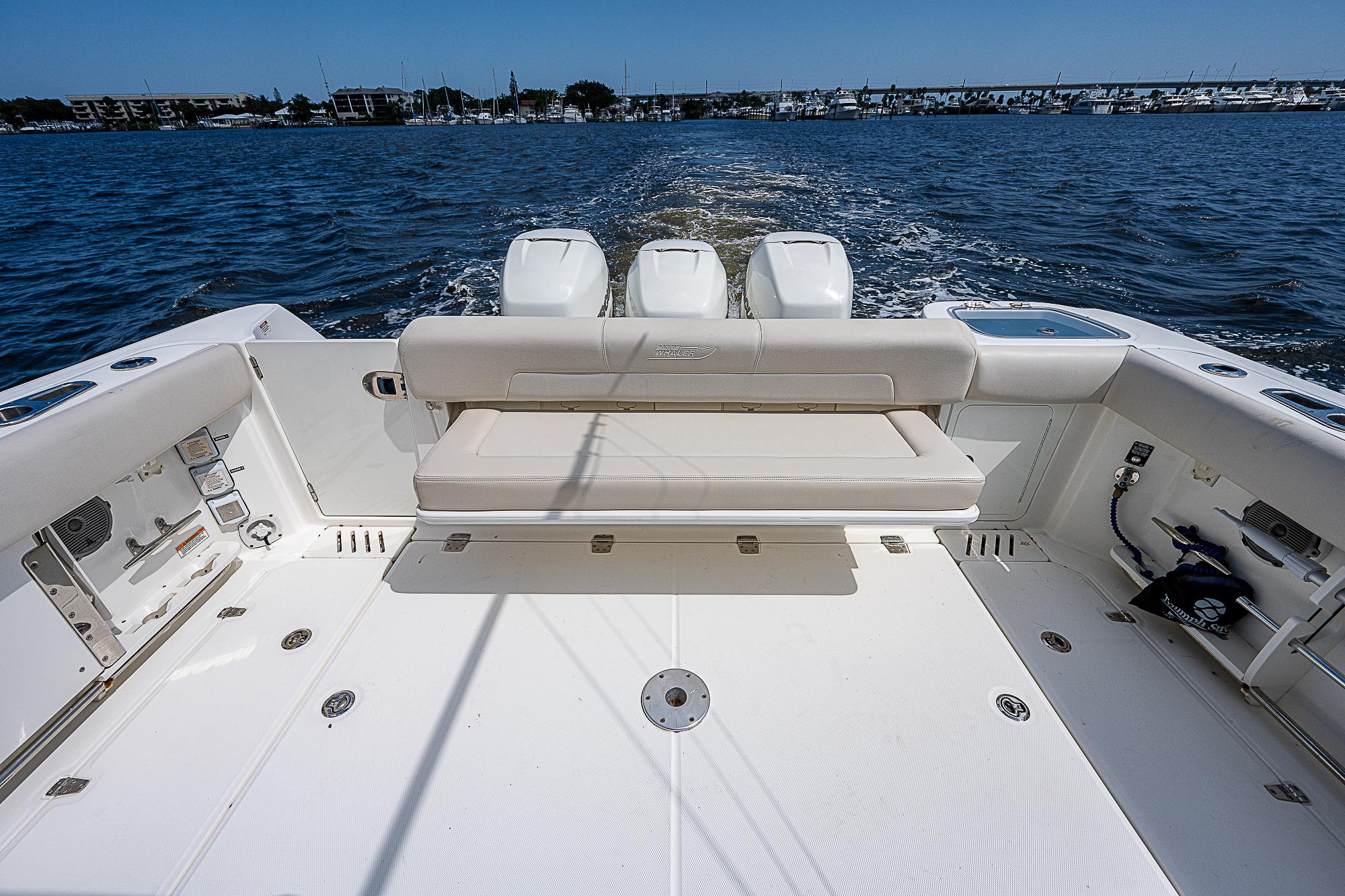 Boston Whaler 345 Paradise 4 Reels-Cockpit Transom Seat