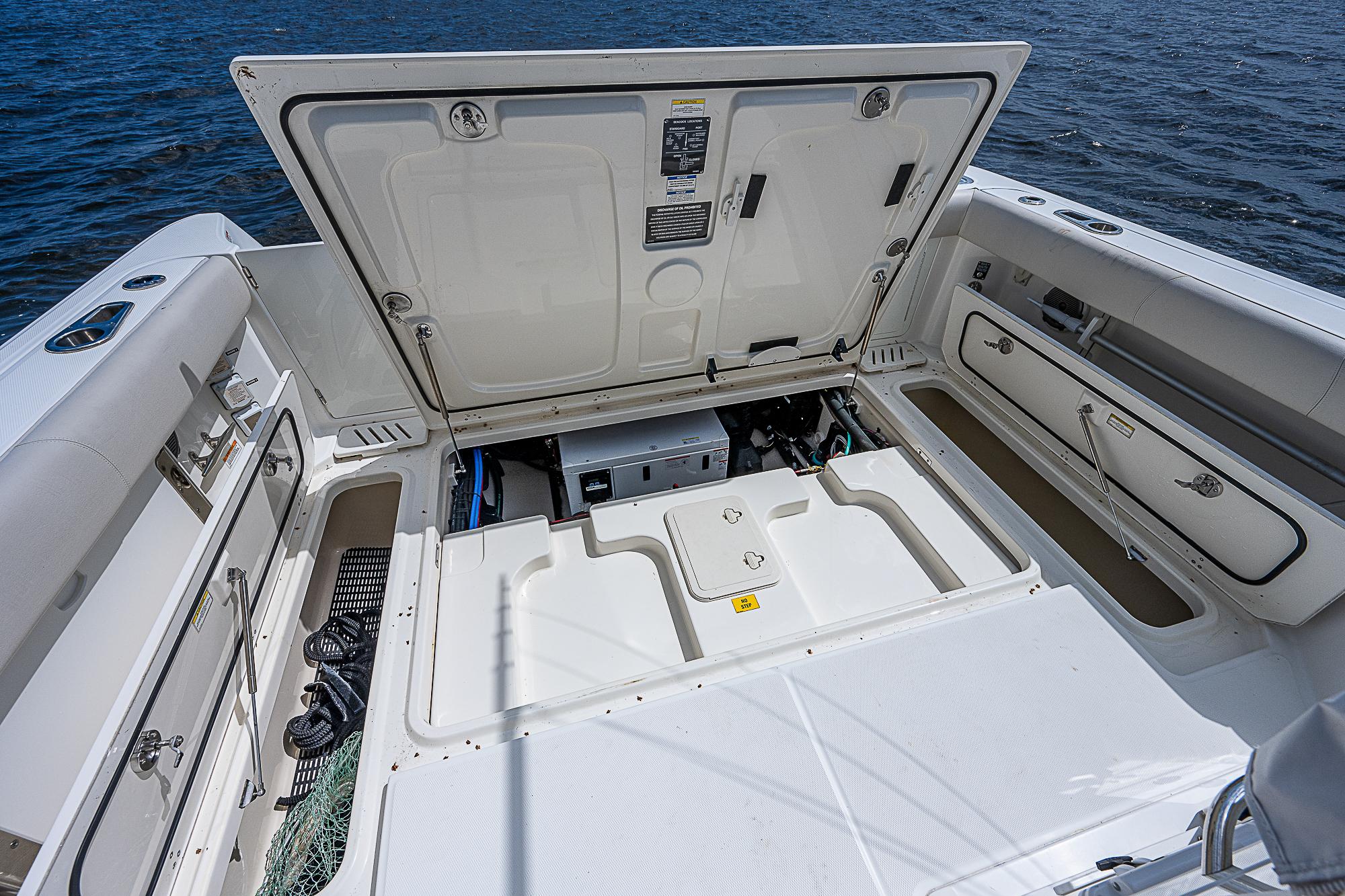 Boston Whaler 345 Paradise 4 Reels-Cockpit