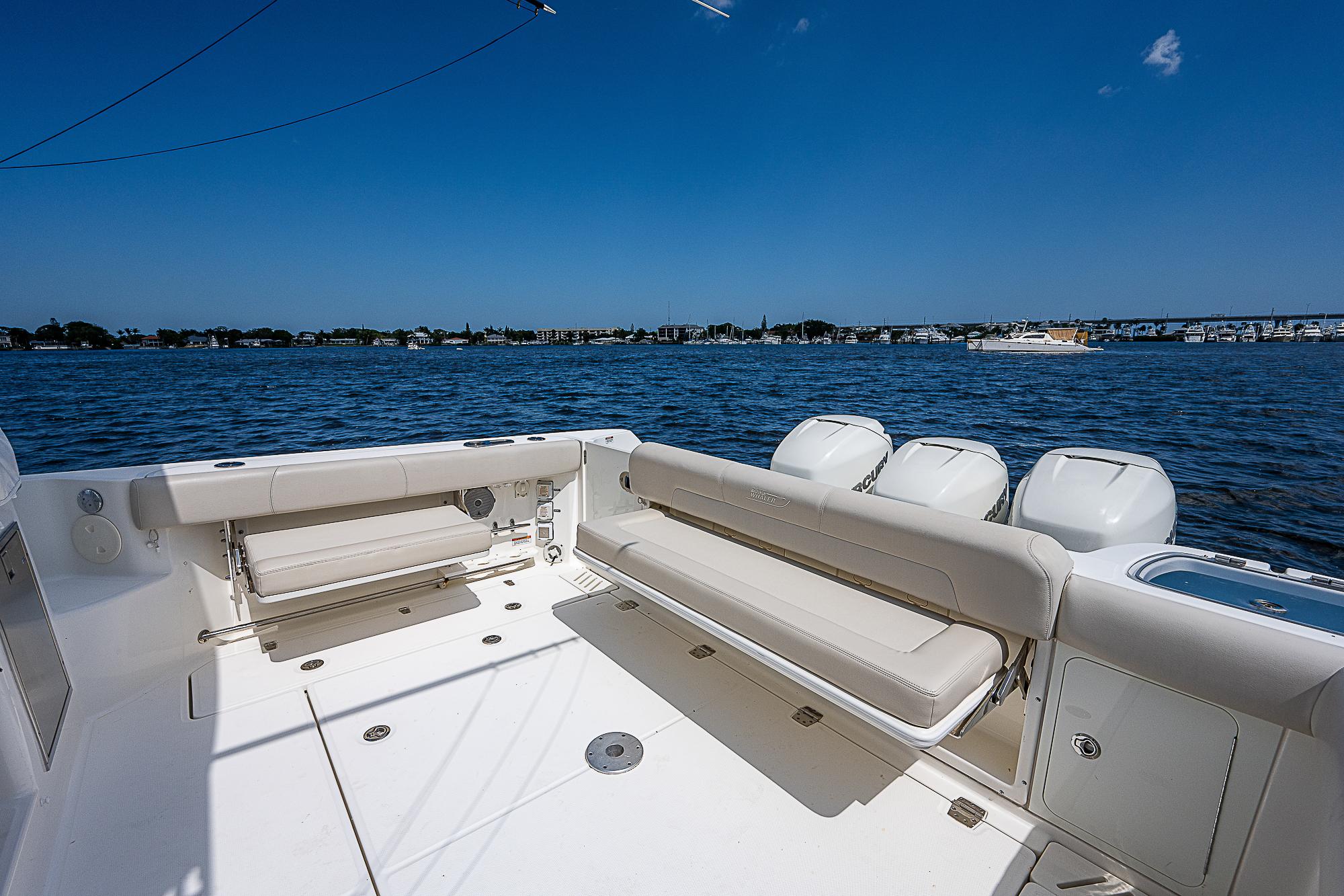 Boston Whaler 345 Paradise 4 Reels-Cockpit Seating