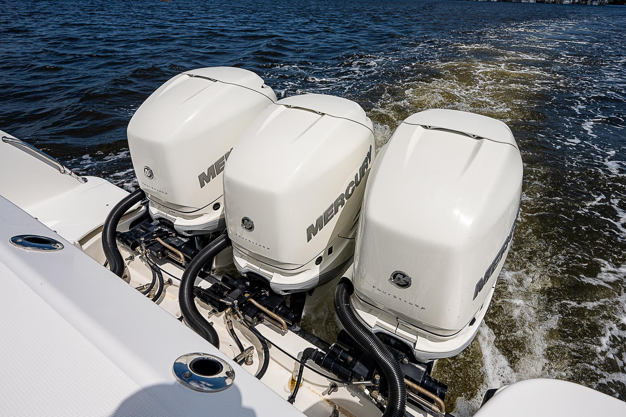 Boston Whaler 345 Paradise 4 Reels-Triple Outboard Mercury Engines