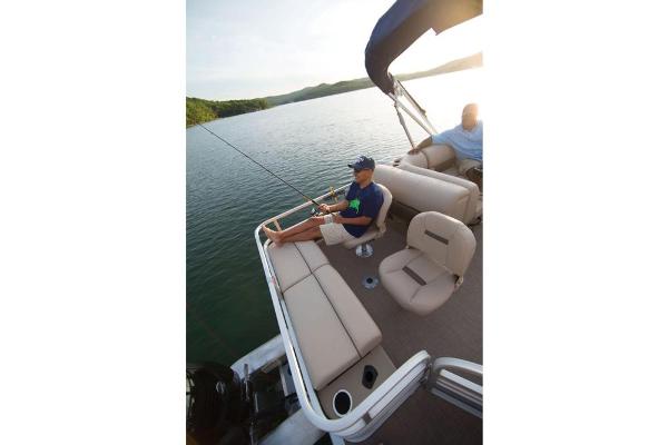 2020 Sun Tracker boat for sale, model of the boat is Fishin' Barge 22 DLX & Image # 14 of 17