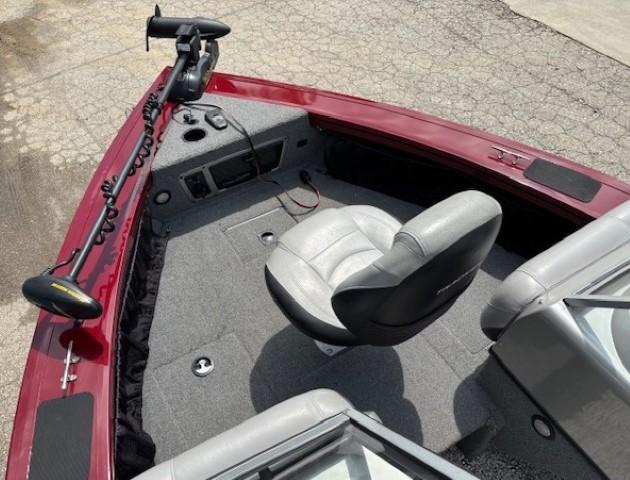 2015 Tracker Targa V-18 Combo boat interior with gray seating and red trim.