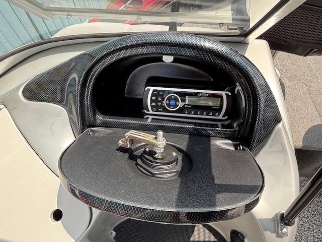 2015 Tracker Targa V-18 Combo boat dashboard with stereo system and mount.