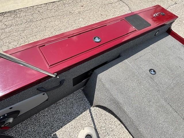 2015 Tracker Targa V-18 Combo boat interior with red panel and gray carpet.