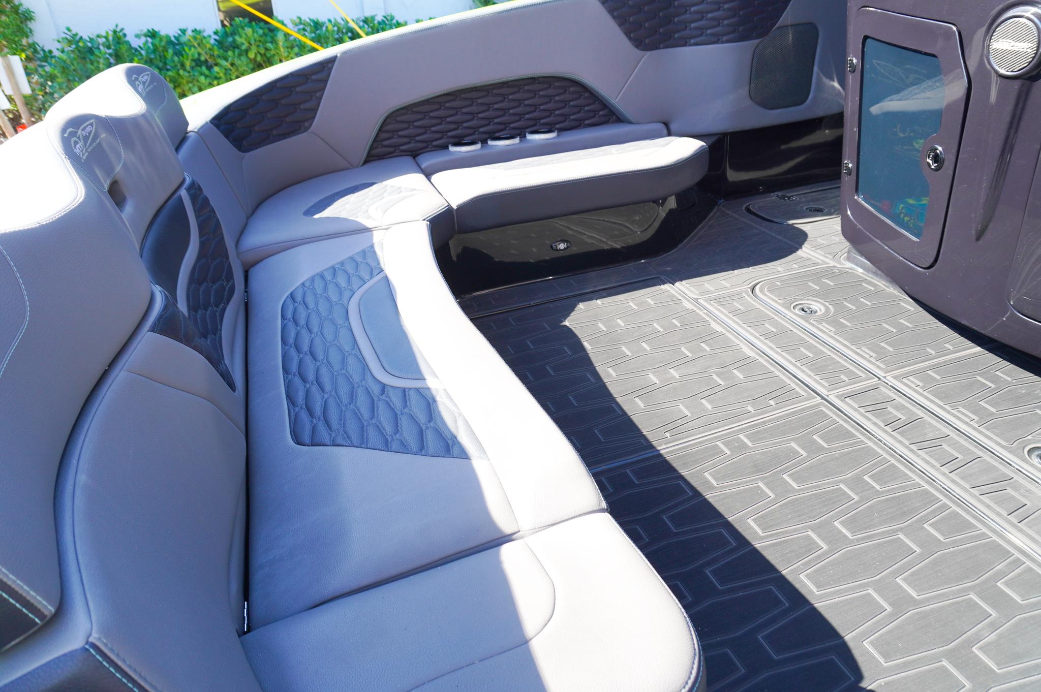 MTI-50V Center Console 2022 -MO-US-9722074 | Thumbnail