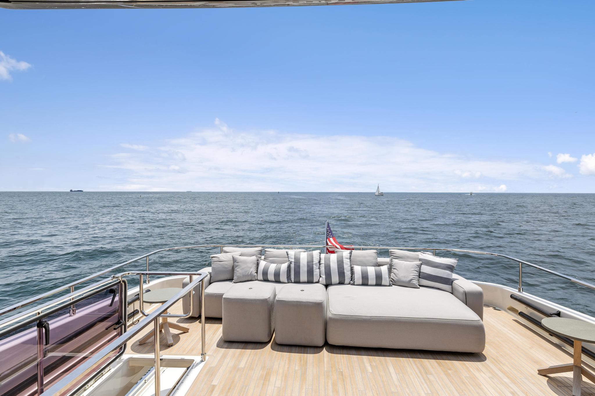 2021 Ferretti Yachts 850