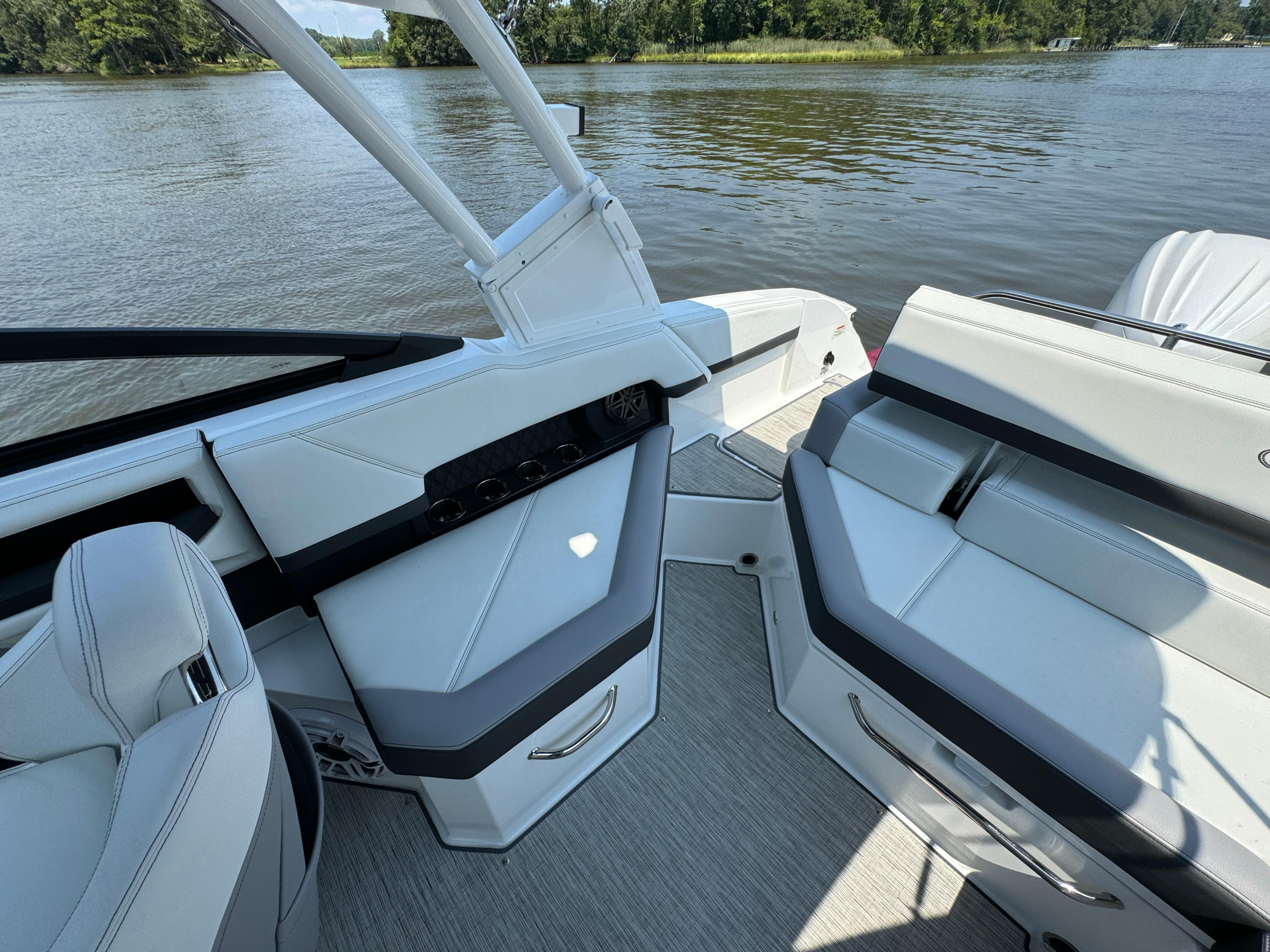 2024 Cobalt R4 Outboard-9