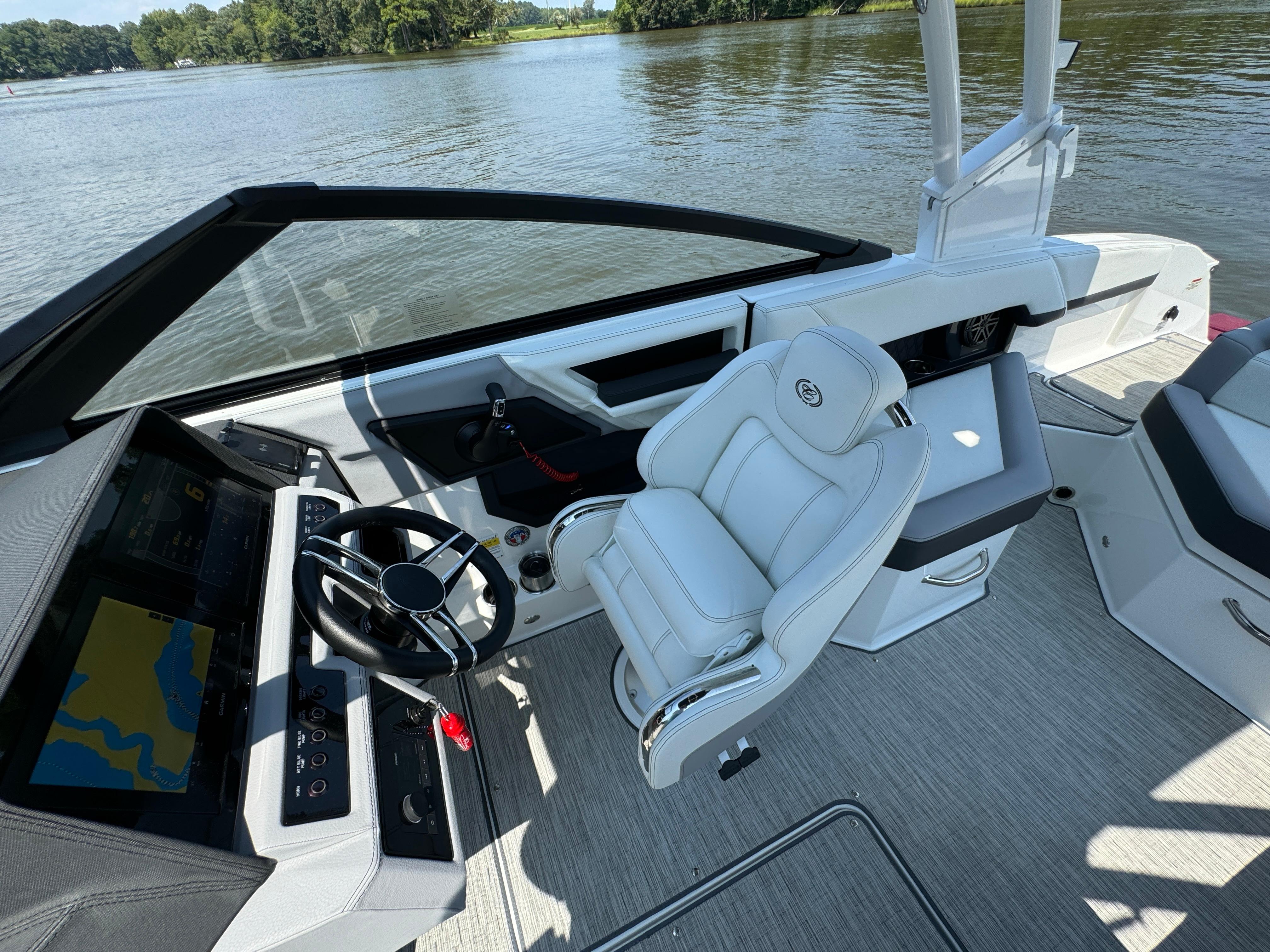 2024 Cobalt R4 Outboard-15