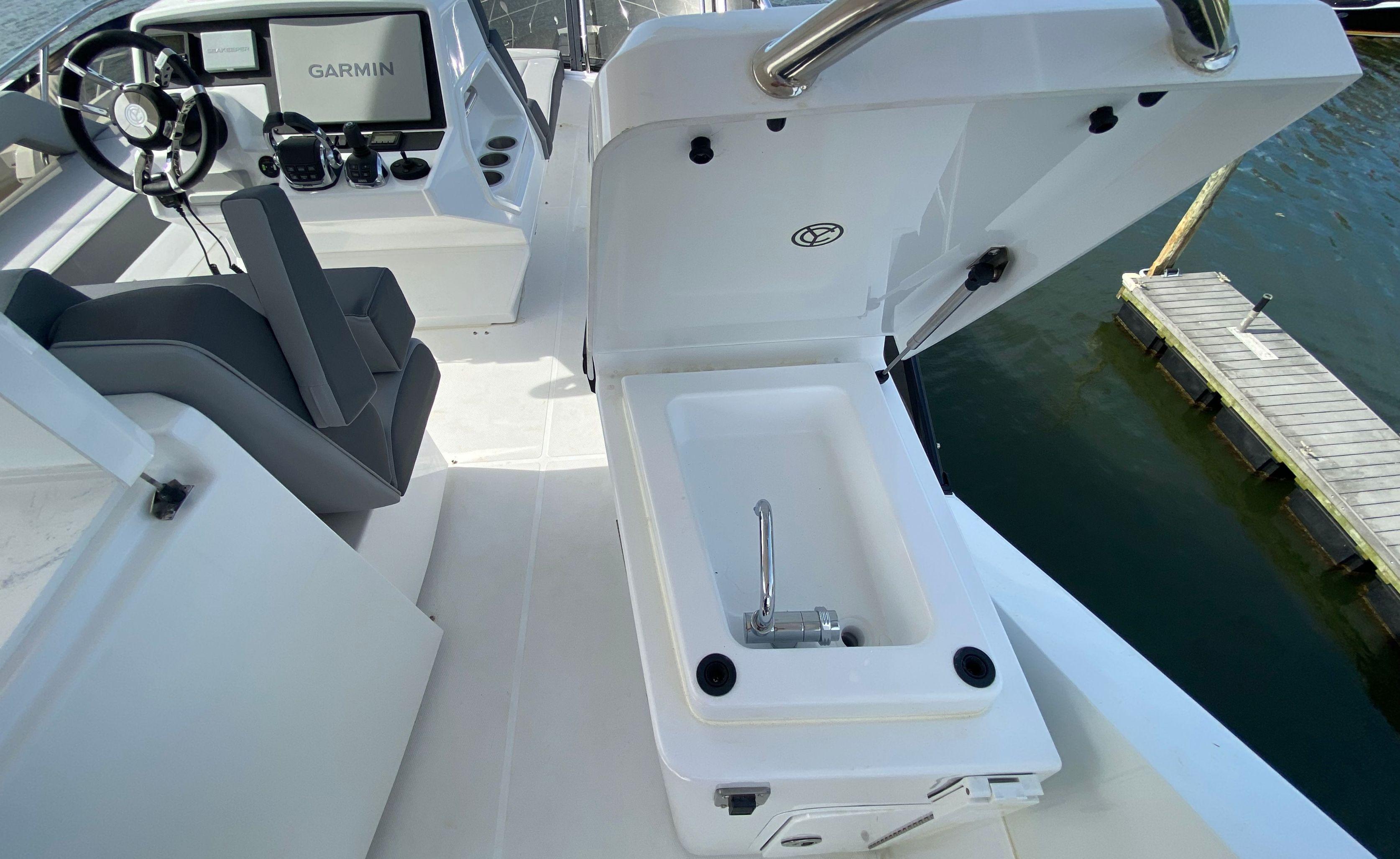 Cruisers Yachts-60 Fly 2022-RADIANT NY-US-9652120 | Thumbnail